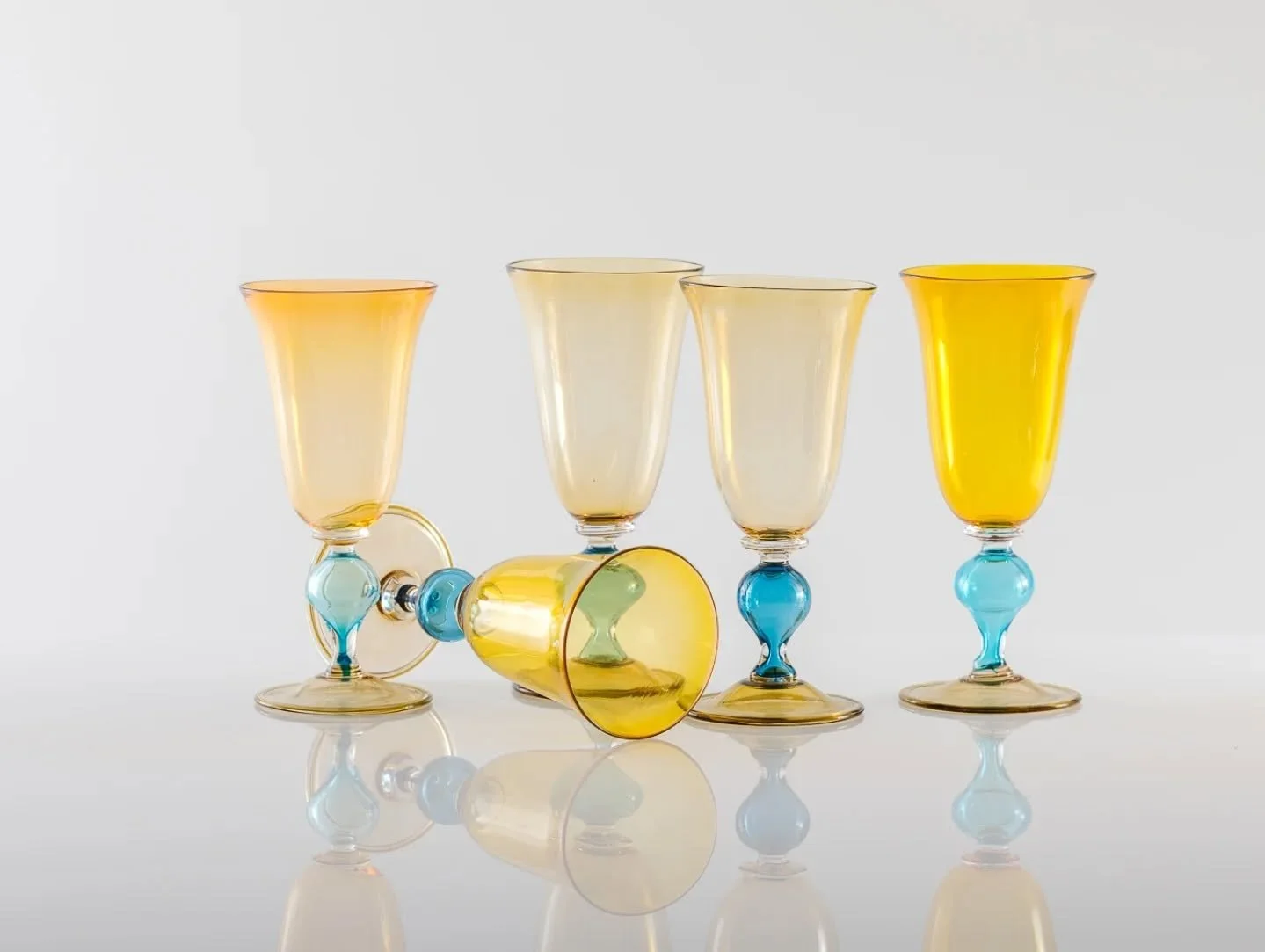 Stemware available.

DM me for any enquiries.

📷 Alex Ramsay 

#verresouffler #verre #glassblower #glass #gobleterie #colours #handmade #artisanat