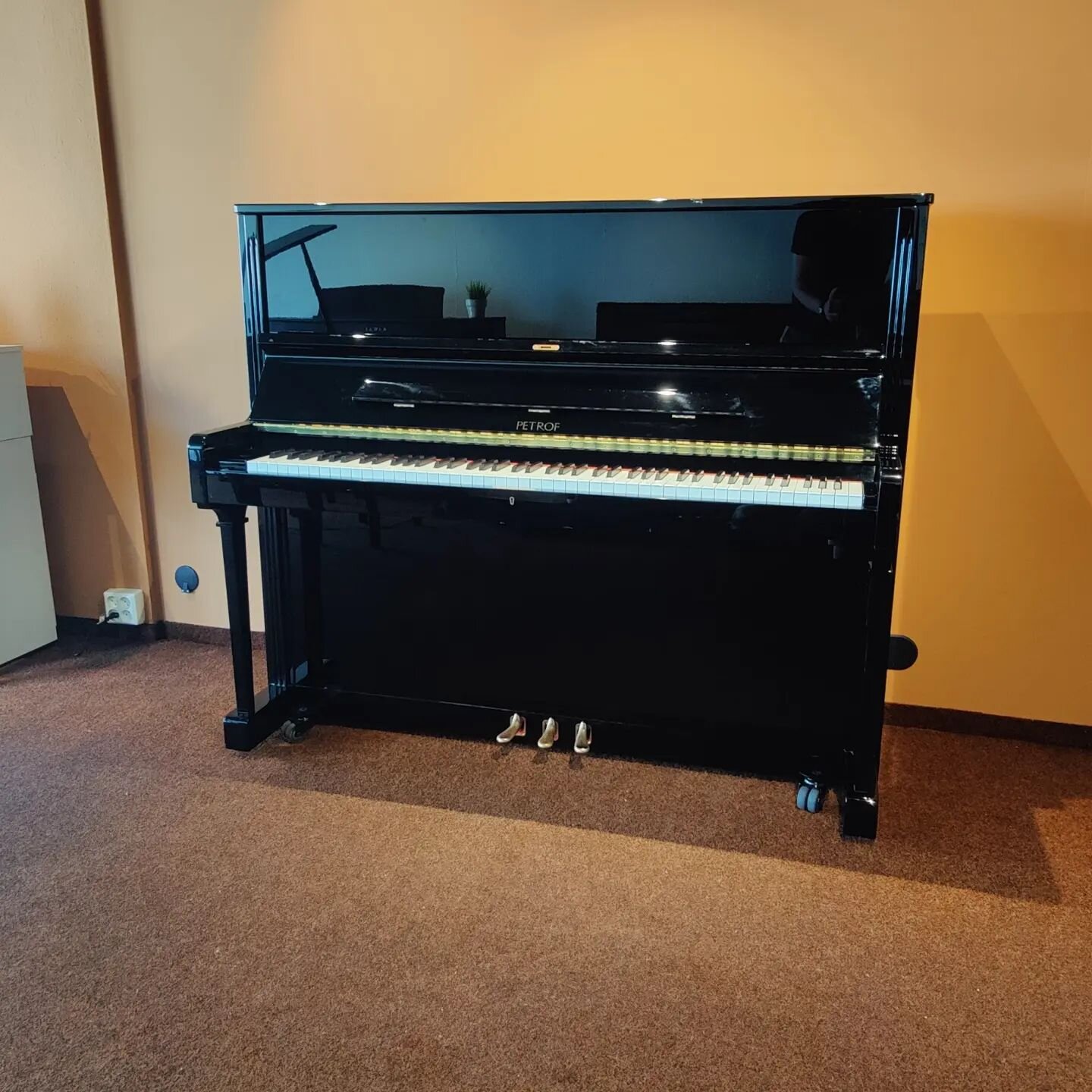 Petrof 125 piano er et av v&aring;re utleie piano. Dette instrumentet passer ypperlig for konserter, bryllup, firma arrangement mm. Pianoet er utstyrt med gode hjul, tilh&oslash;rende regulerbar pianokrakk og trekk.
Kontakt oss for pristilbud for lei