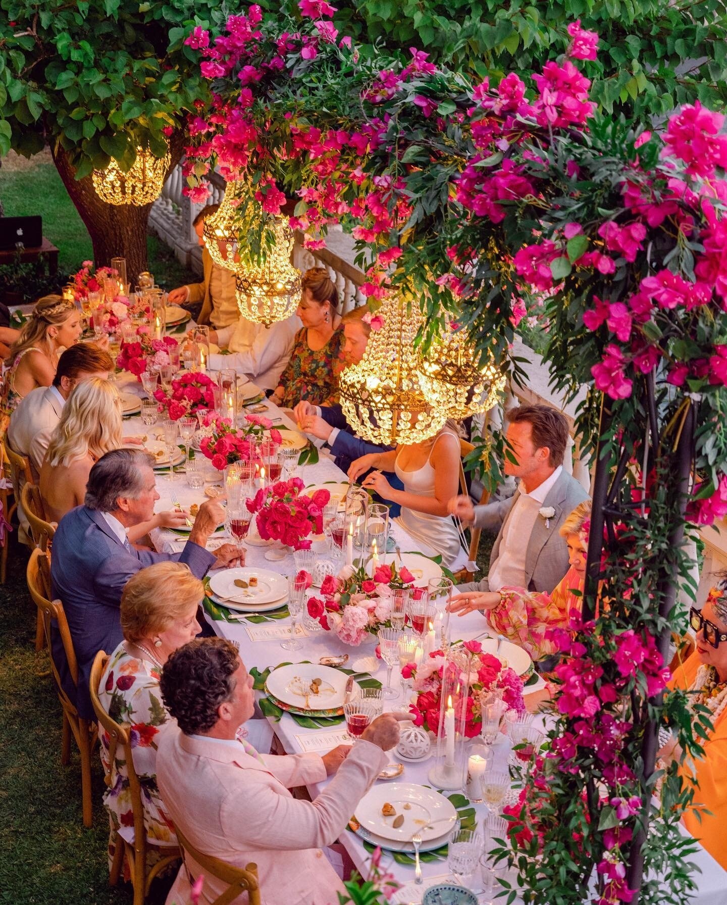 This wedding definitely stole our hearts and it gets dreamier with every swipe! 🌿🌺✨ Make sure you press the save button! ⁠
⁠
Tag @italyweddingbride and use #italyweddingbride to get featured! ⁠😘⁠
⁠
Planner @the_amalfi_experience⁠
Floral @malafront
