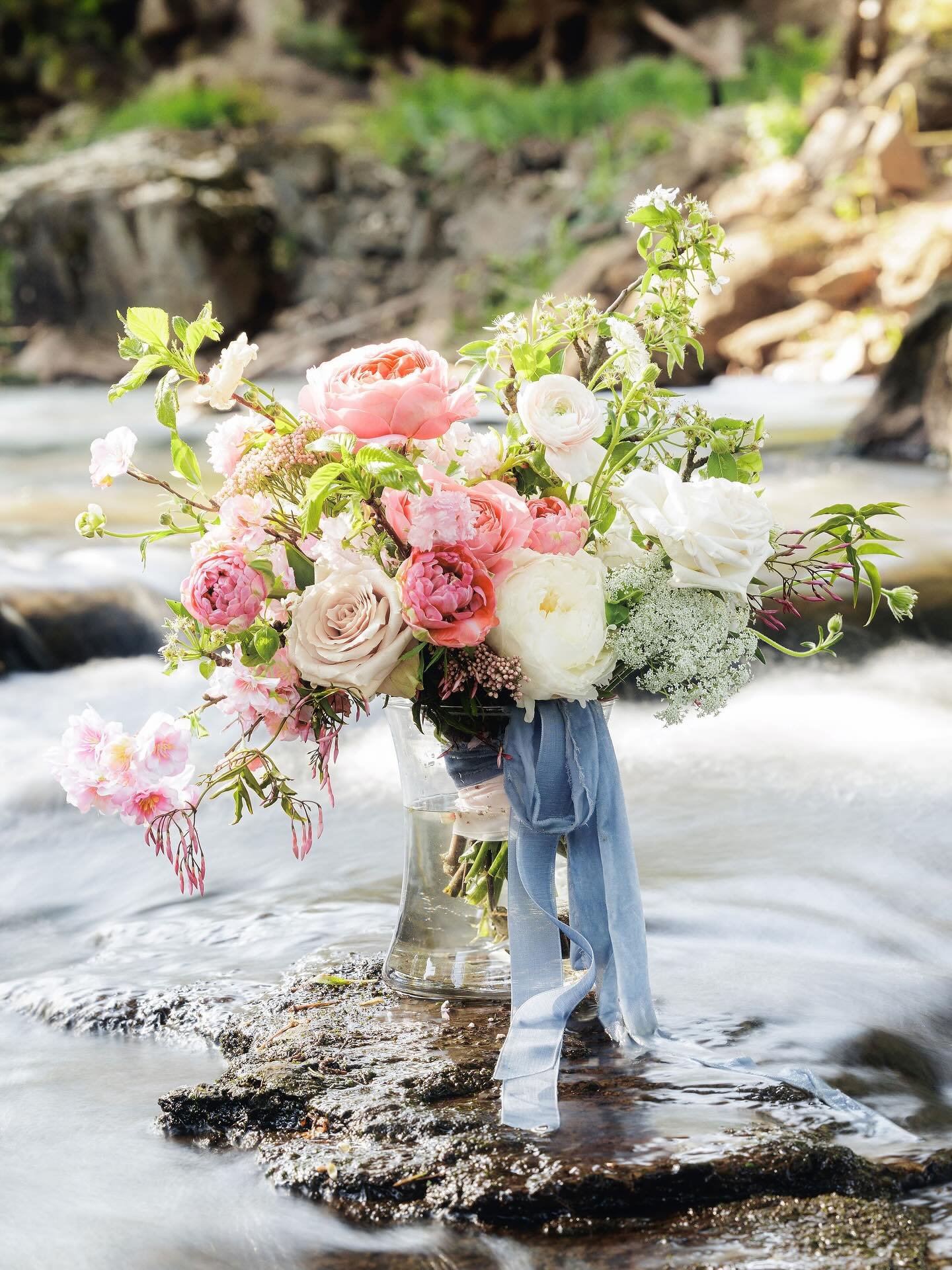 Splish splash 💦 
Aren&rsquo;t these florals just darling? What a beautiful bride and bouquet duo 🤩💐 

#Brides #hoodriverwedding #weddingday#bridebouquet #trellisflorals#weddingflorist
#WeddingInspo #BridalBouquet #StunningWedding #WeddingDecor #Dr