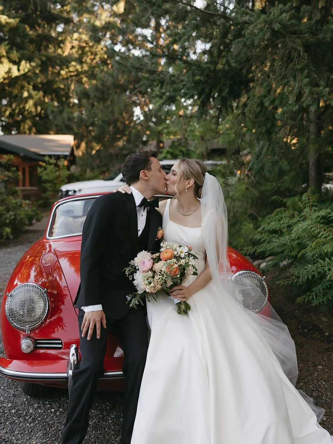 Classic cars and classic love ❤️
No better way to spend our days than celebrating these special moments 🙌🏼

#Brides #Weddings #weddingday#bridebouquet #trellisflorals#weddingflorist #WeddingColors #WeddingPallete
#WeddingInspo #BridalBouquet #Stunn
