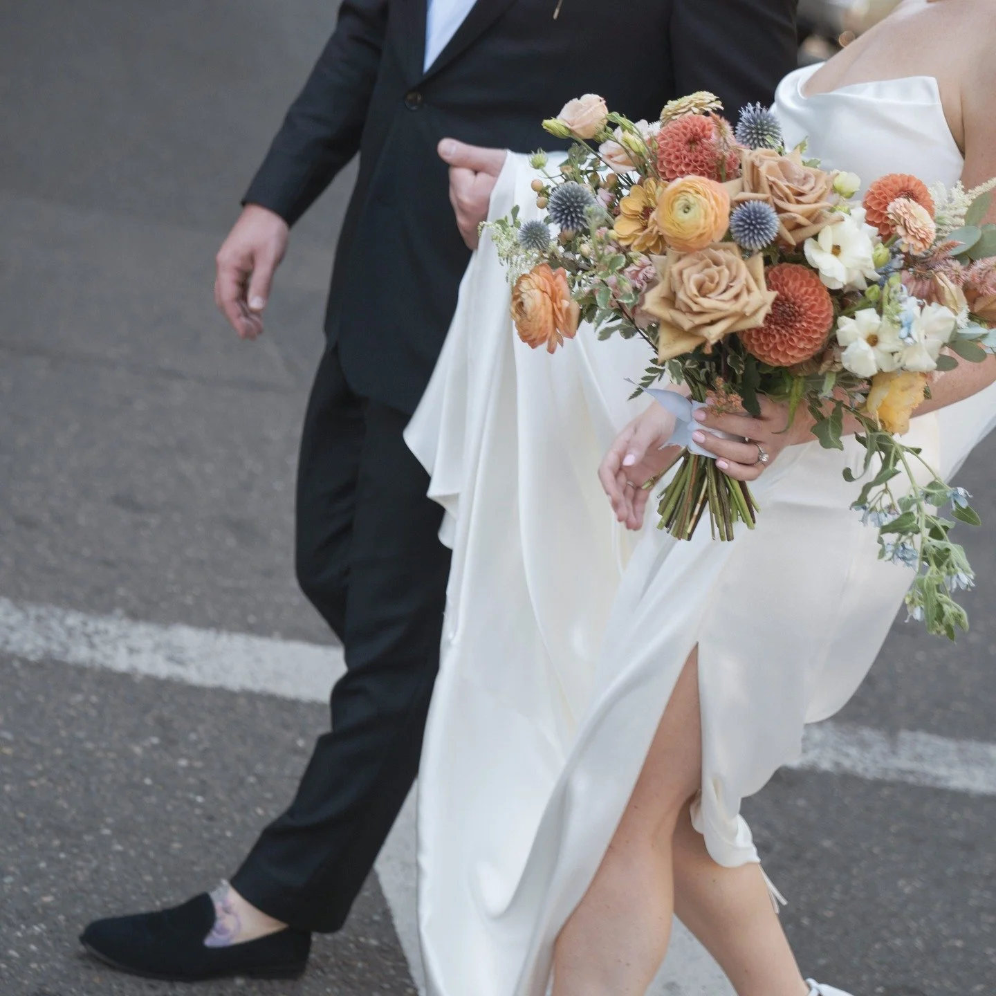 Walking into the first day of fall like&hellip; still in total denial that it&rsquo;s time to say goodbye to our soft springtime blooms 🌸🍂

But who says we have to choose? This bouquet is giving us the best of both worlds&mdash;a little pastel magi
