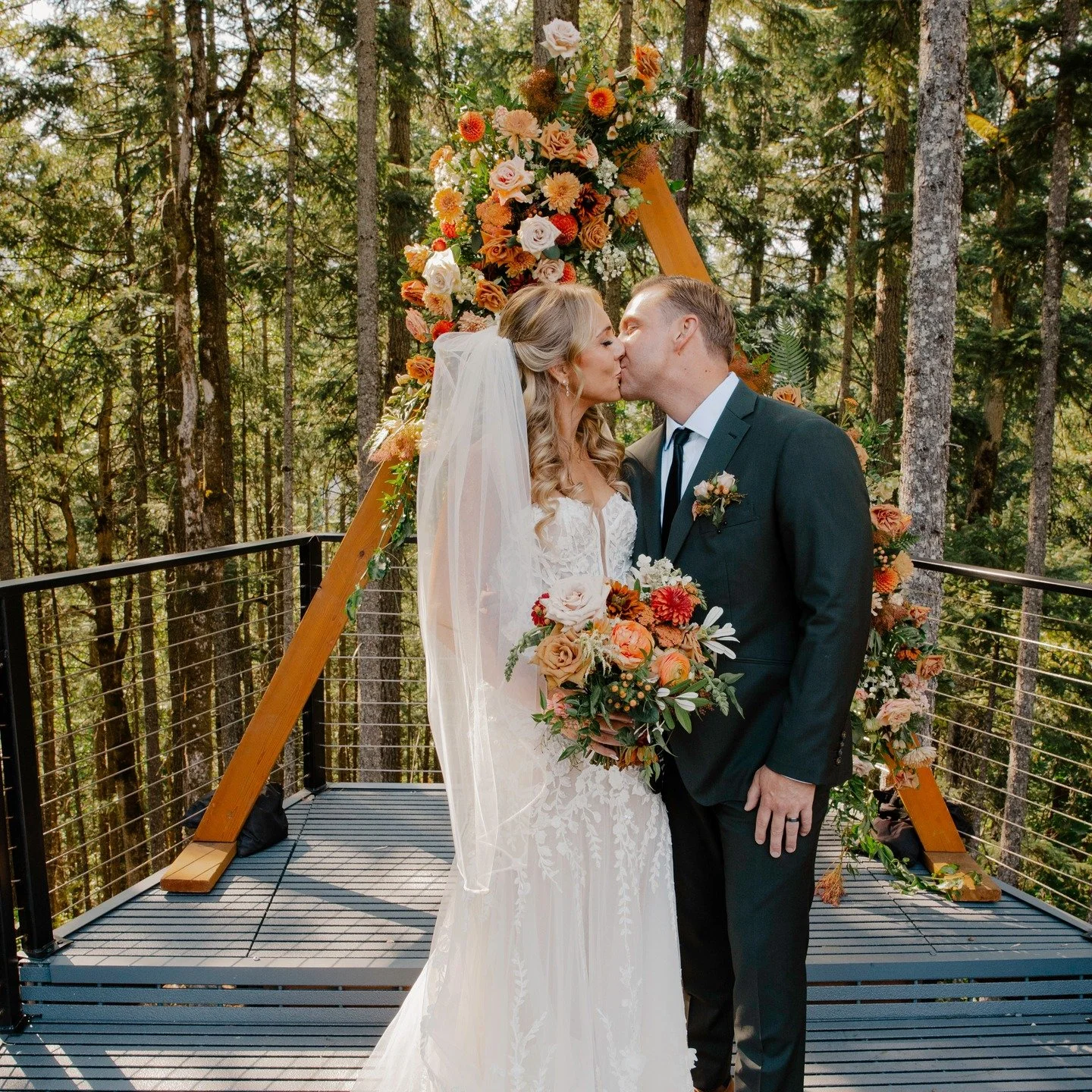 To all our fall-obsessed, sweater-weather-loving, pumpkin spice everything nice brides &mdash; we've &quot;fall&quot; ing for you, we love you, and we&rsquo;re here to make your autumn wedding dreams come true 🍁

#FallWeddingVibes #bridebouquet #Pum