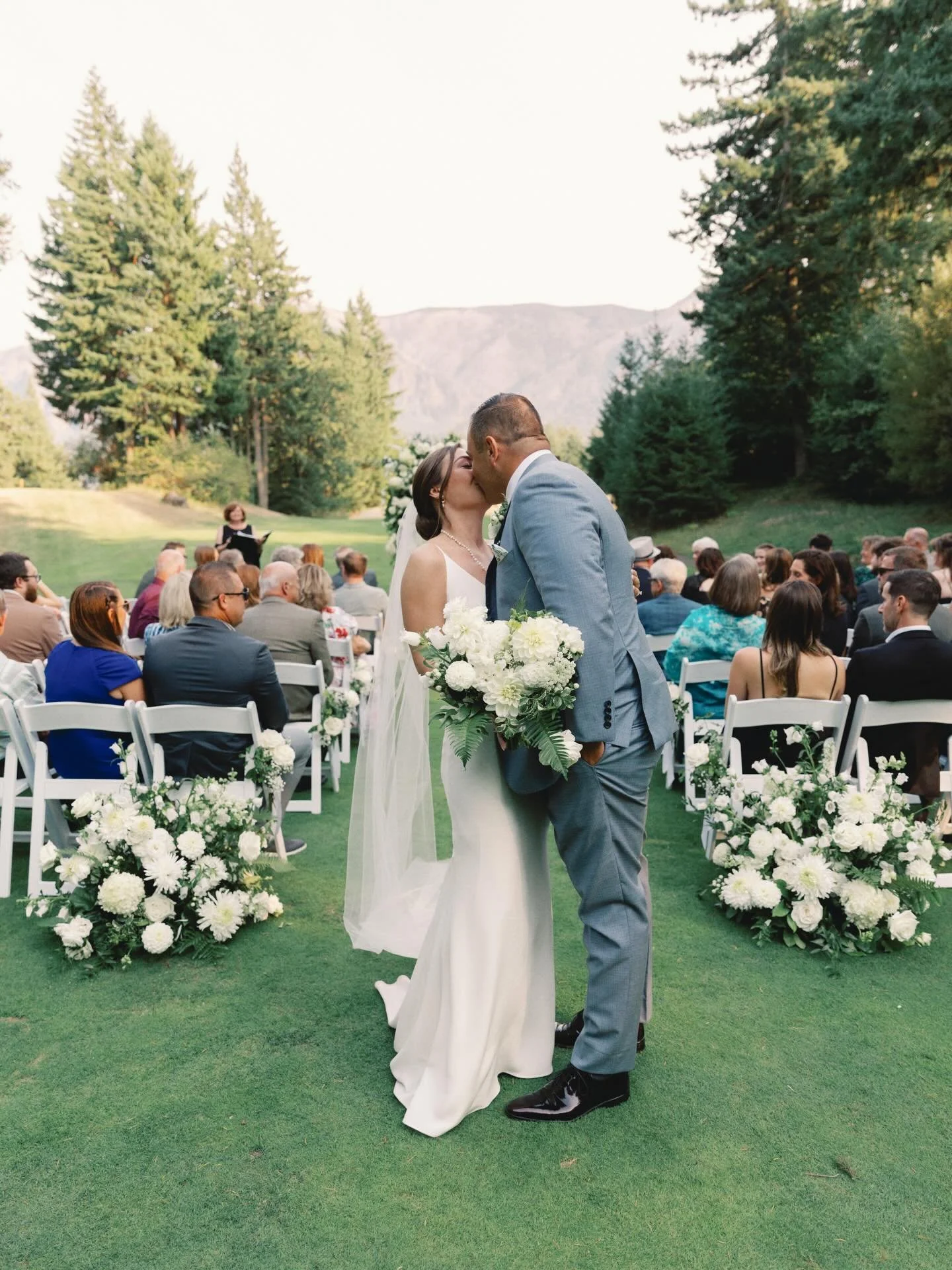 Forest-framed &lsquo;I do&rsquo;s&rsquo; at Skamania Lodge ✨
White blooms, soft textures, and lush greenery to match the magic of this mountain backdrop.
Honored to flower up this gorgeous couple&rsquo;s wedding day🤍🌿

#SkamaniaLodge#WeddingFlorist