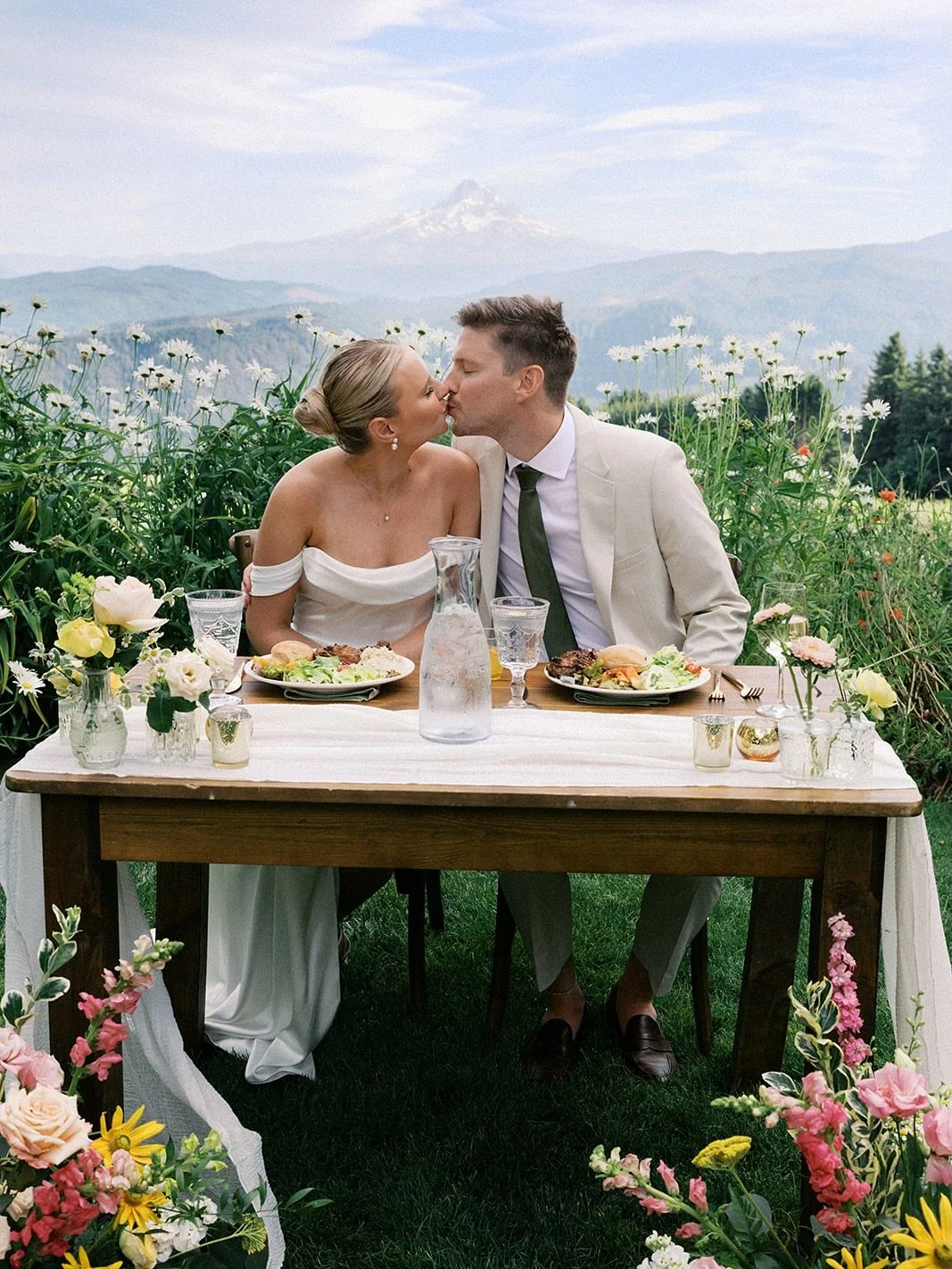 Spring color blooms in the 💙 of winter.
Today feels like a soft preview of what&rsquo;s to come -warm, magnificent, and overflowing with color. 

#floral #weddinginspo #romanticflorals #colorful #springweddingflorals #weddingflorist #springhassprung