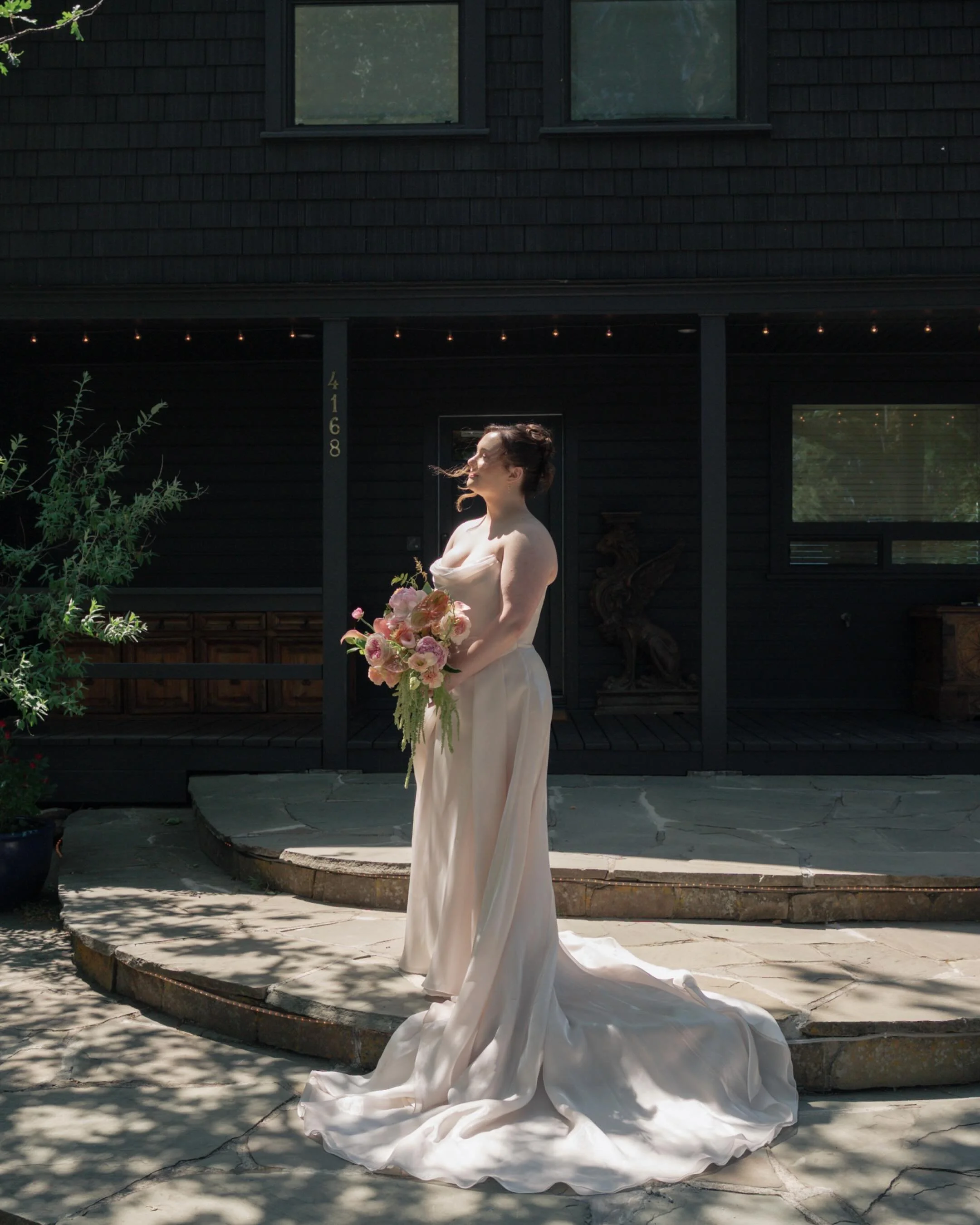 The sweetest mix of blush, peach, and pink blooms for a day that felt straight out of a dream&hellip; Some weddings leave a mark on your heart long after the last stem is placed. ✨💐

&bull;

&bull; 

Venue @thegriffinhouse 
Photo @andreiaclarophoto 