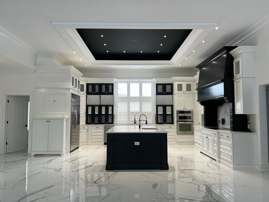 Colour : Extra white - Sherwin Williams & Tricorn black - Sherwin Williams