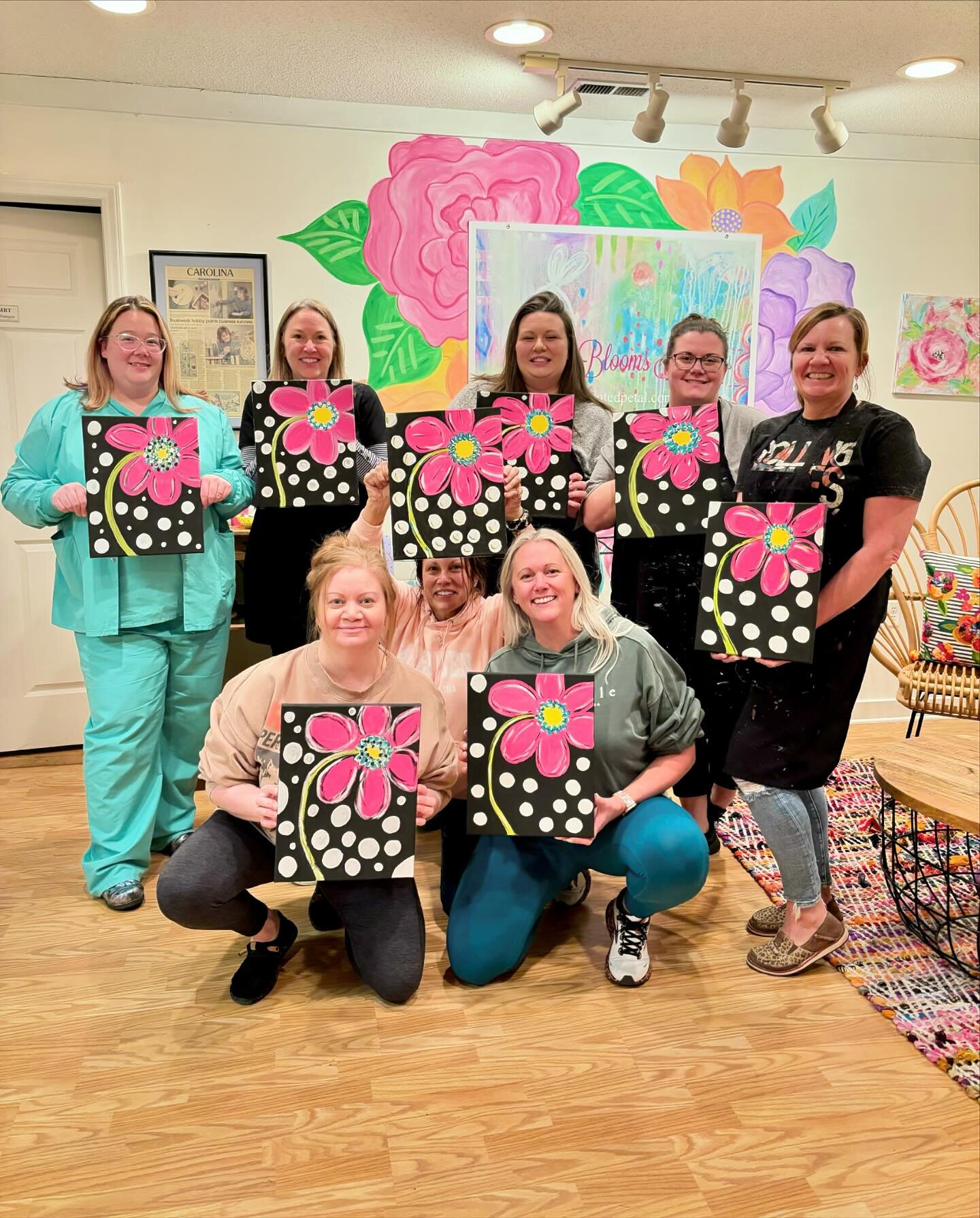 Tons of fun painting with these awesome gals tonight! Thanks for painting with me.. and thanks for the laughs! 😂🎨🩷

#artclass #art #painting #artist #artwork #artteacher #artteachersofinstagram #artstudio #arteducation #artistsoninstagram #waterco