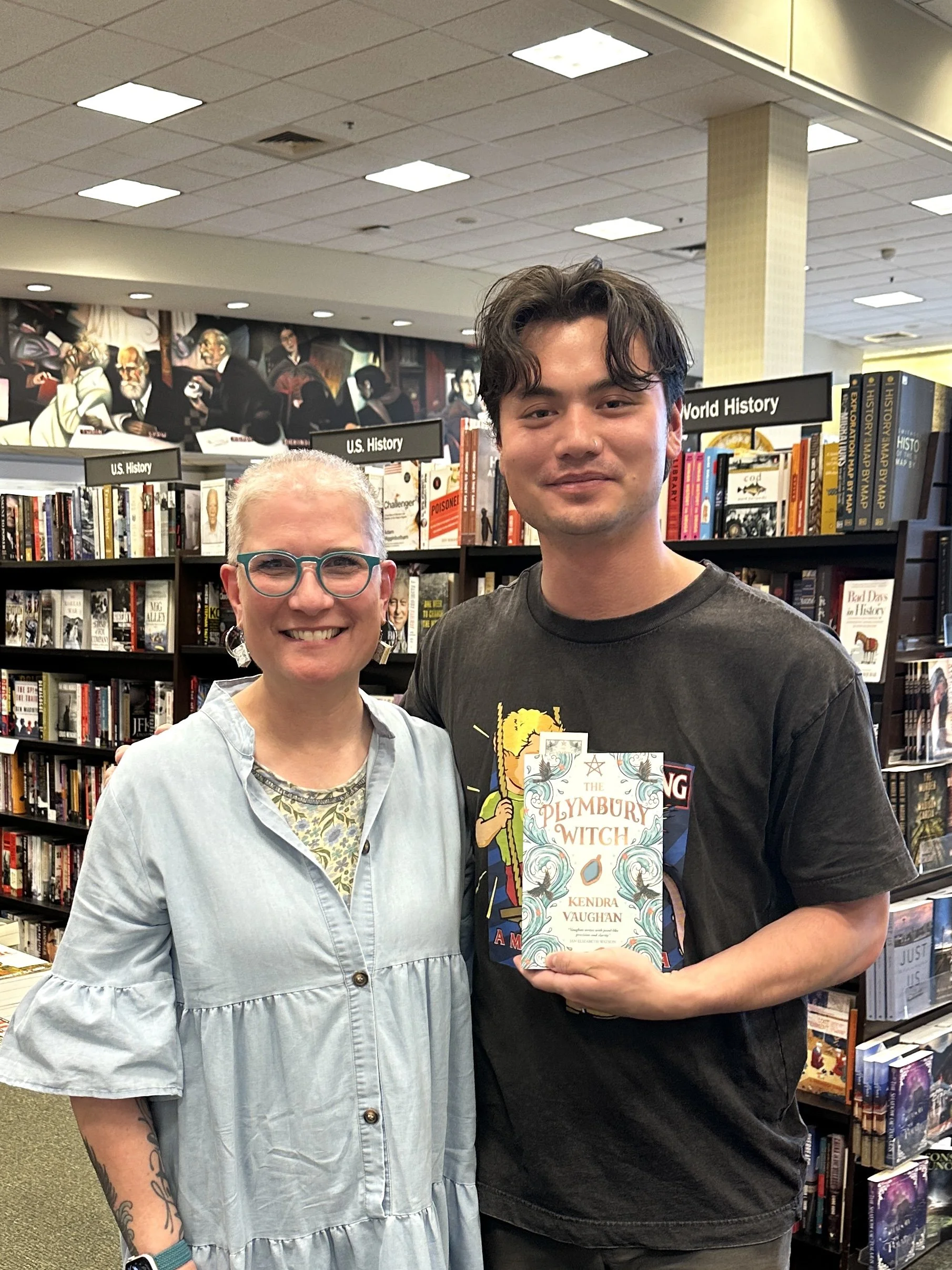 Author_kendra_vaughan_barnes_and_noble_hingham_Aug26_05.jpg