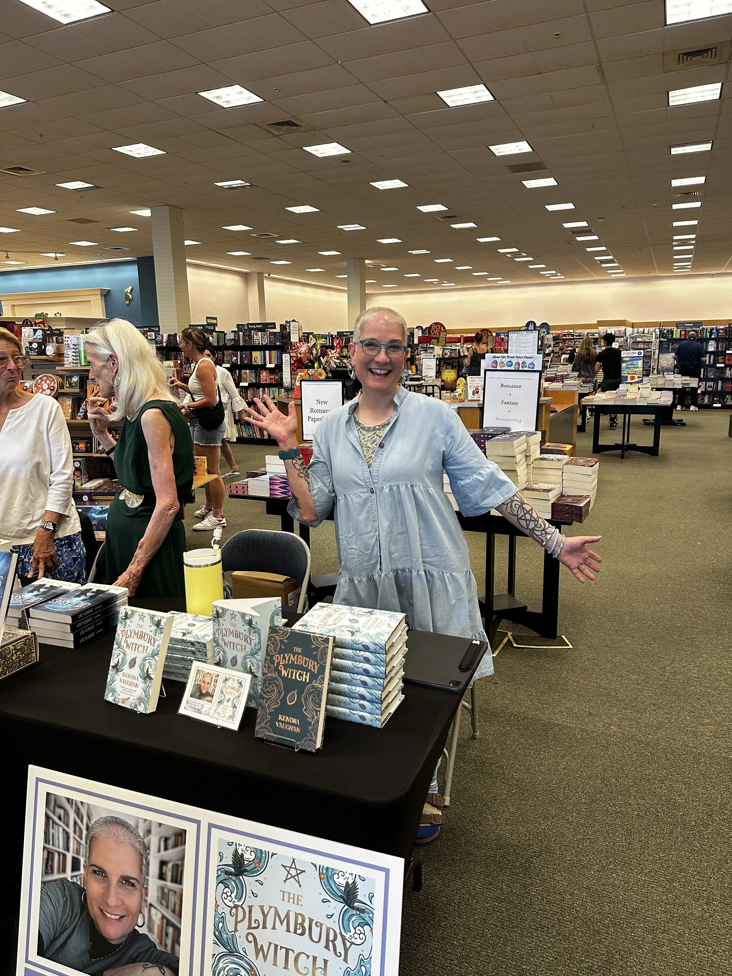 Author_kendra_vaughan_barnes_and_noble_hingham_Aug26_04.JPG