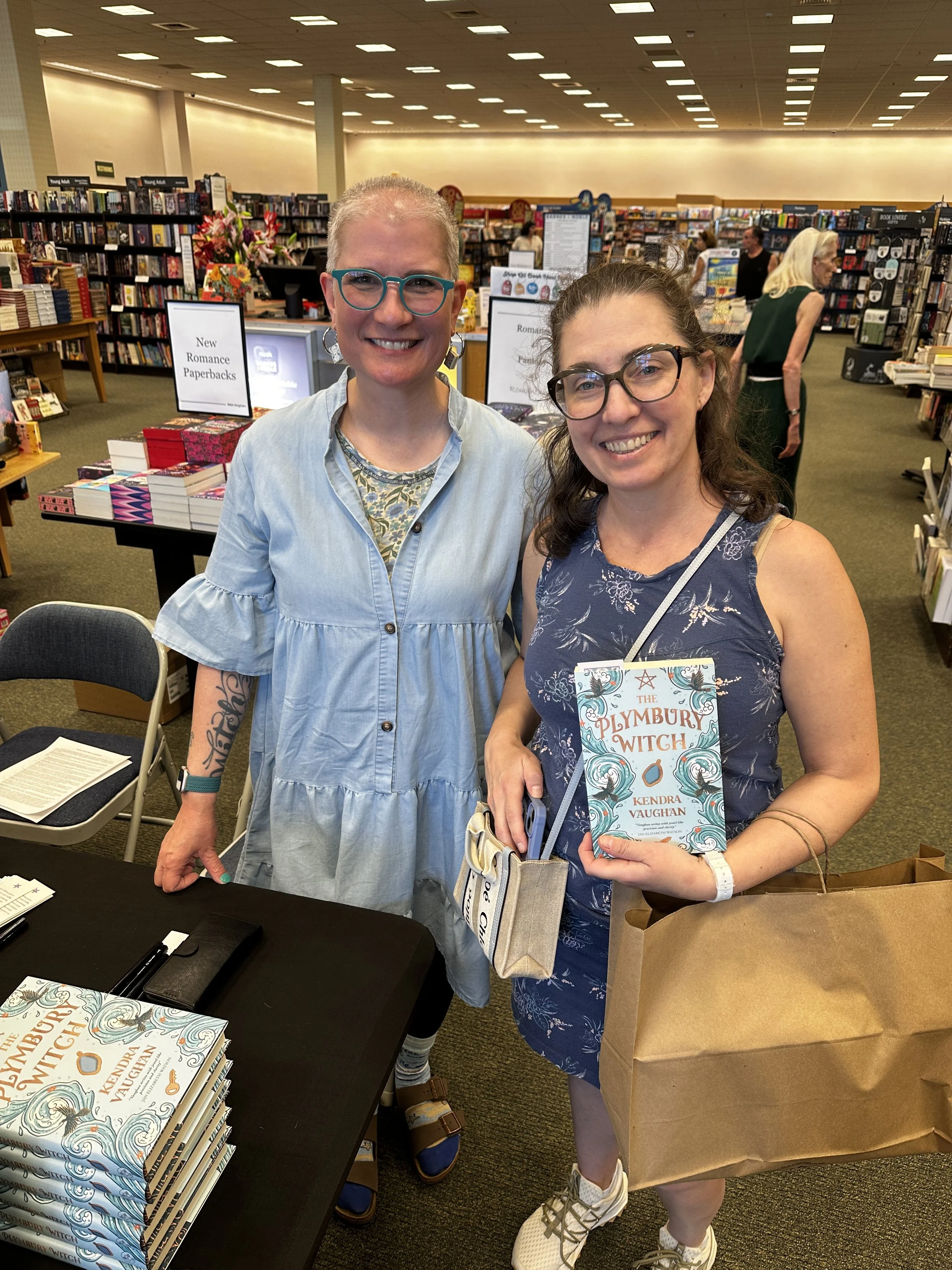 Author_kendra_vaughan_barnes_and_noble_hingham_Aug26_06.JPG