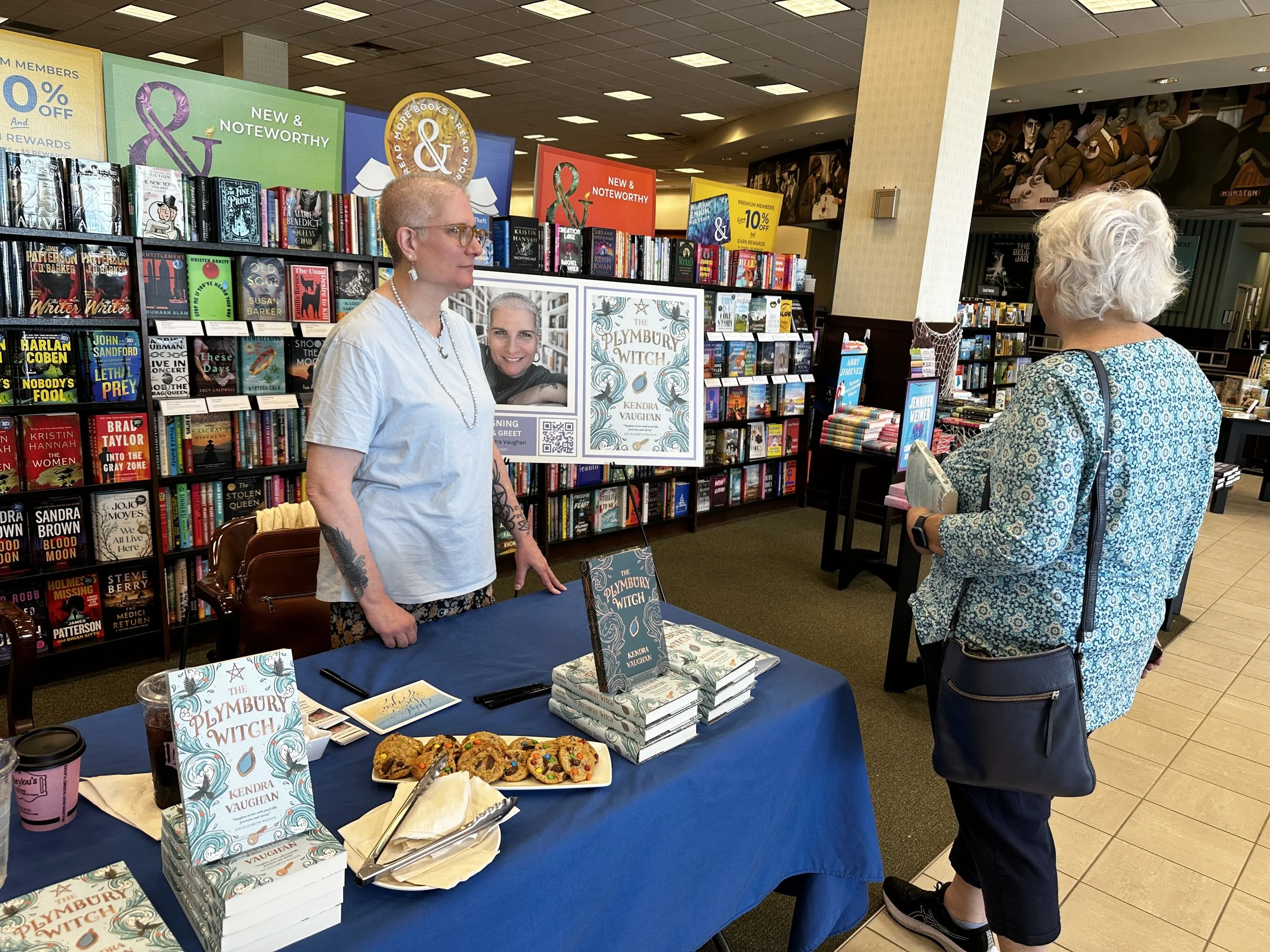 Kendra_vaughan_author_barnes_and_noble_smithfield_May26_09.jpg