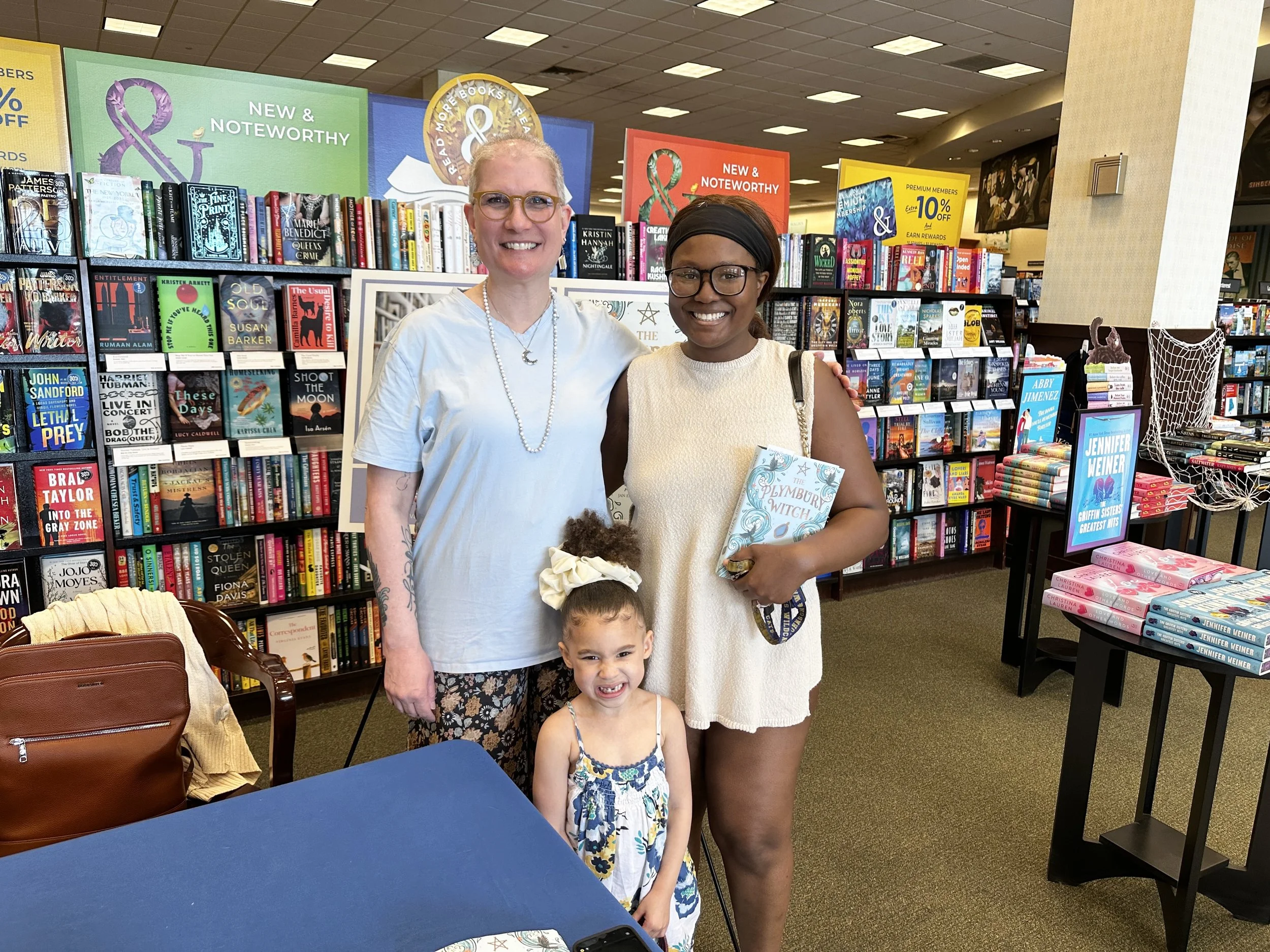 Kendra_vaughan_author_barnes_and_noble_smithfield_May26_06.jpg