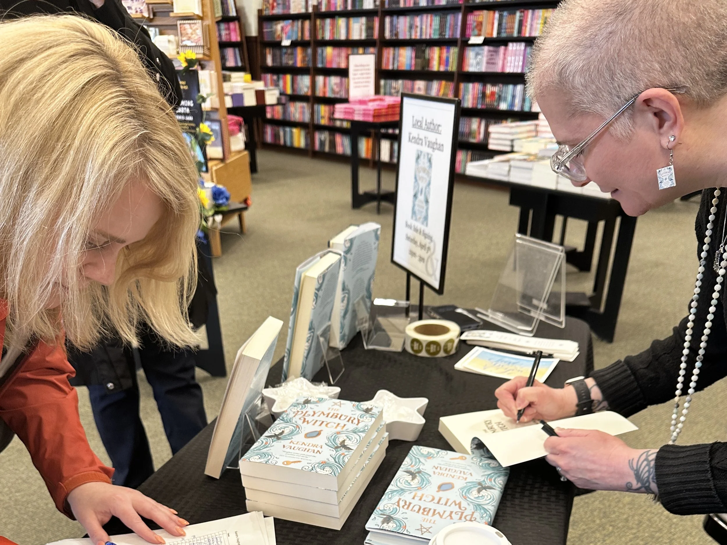 Kendra_vaughan_author_barnes_and_noble_manchester_nh_08.jpg
