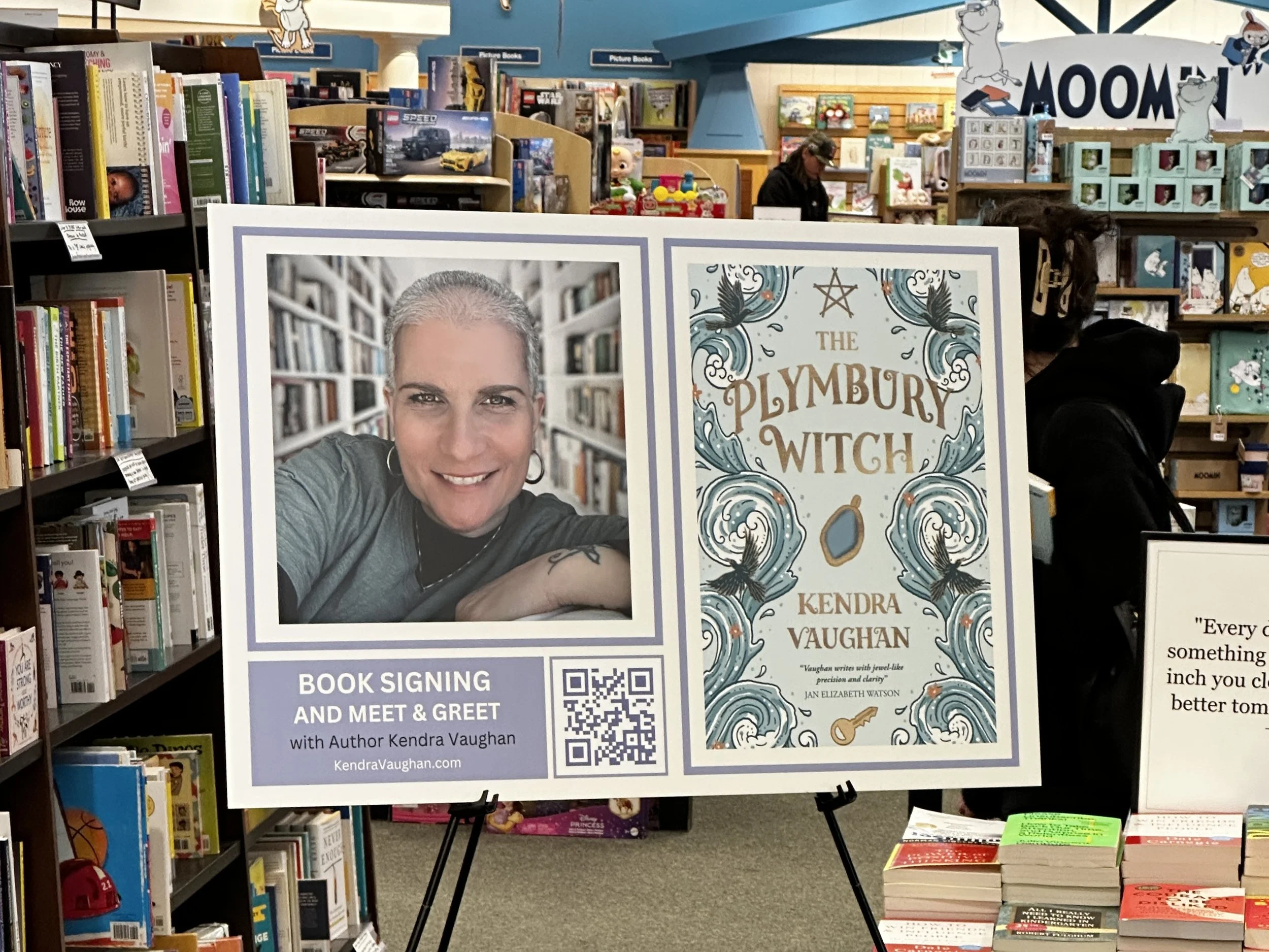 Kendra_vaughan_author_barnes_and_noble_manchester_nh_01.jpg