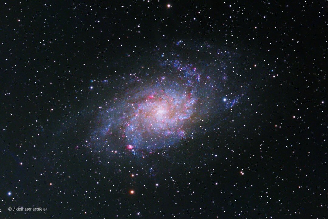 M33 o &quot;Triangulum Galaxy&quot; queda a 3 millones de a&ntilde;os luz del patio de casa. Esta galaxia es una galaxia vecina de La Via Lactea de la misma forma que. Andromeda y se dice que en millones de a&ntilde;os esta en curso de colisi&oacute;