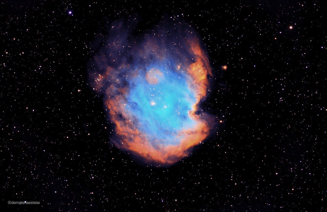 A 6400 a&ntilde;os luz este cumulo de estrellas rodeado de polvo y gas y tambi&eacute;n conocida como la nebulosa de la cabeza del mono. NGC2175/NGC2174 es un cumulo de estrellas j&oacute;venes en la constelaci&oacute;n Orion pero distanciadas de la 