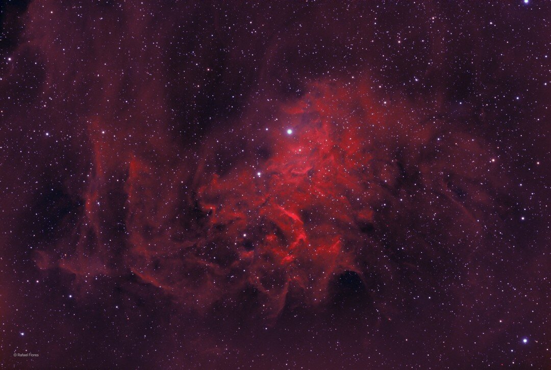 IC405 la &quot;nebulosa de la estrella flameante&quot;. (Flaming Star nebulae) su nombre se debe a la apariencia del polvo y gas alrededor de la estrella que parece estar en llamas.  La estrella mas brillante que se denomina como AE Aurigae visible a