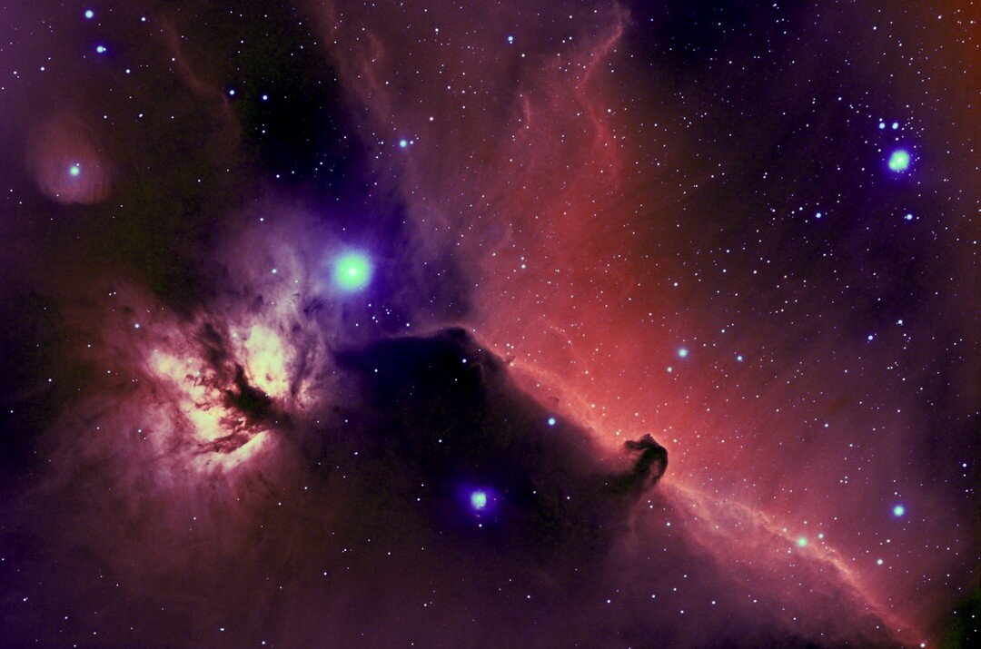 Uno de las las nebulas mas indentificables el el cielo nocturno es la nebulosa de la cabeza del caballo en Orion, es parte de una inmensa nube molecular obscura. Tambi&eacute;n conocida como Barnard 33, la poco usual forma fue descubierta en una foto