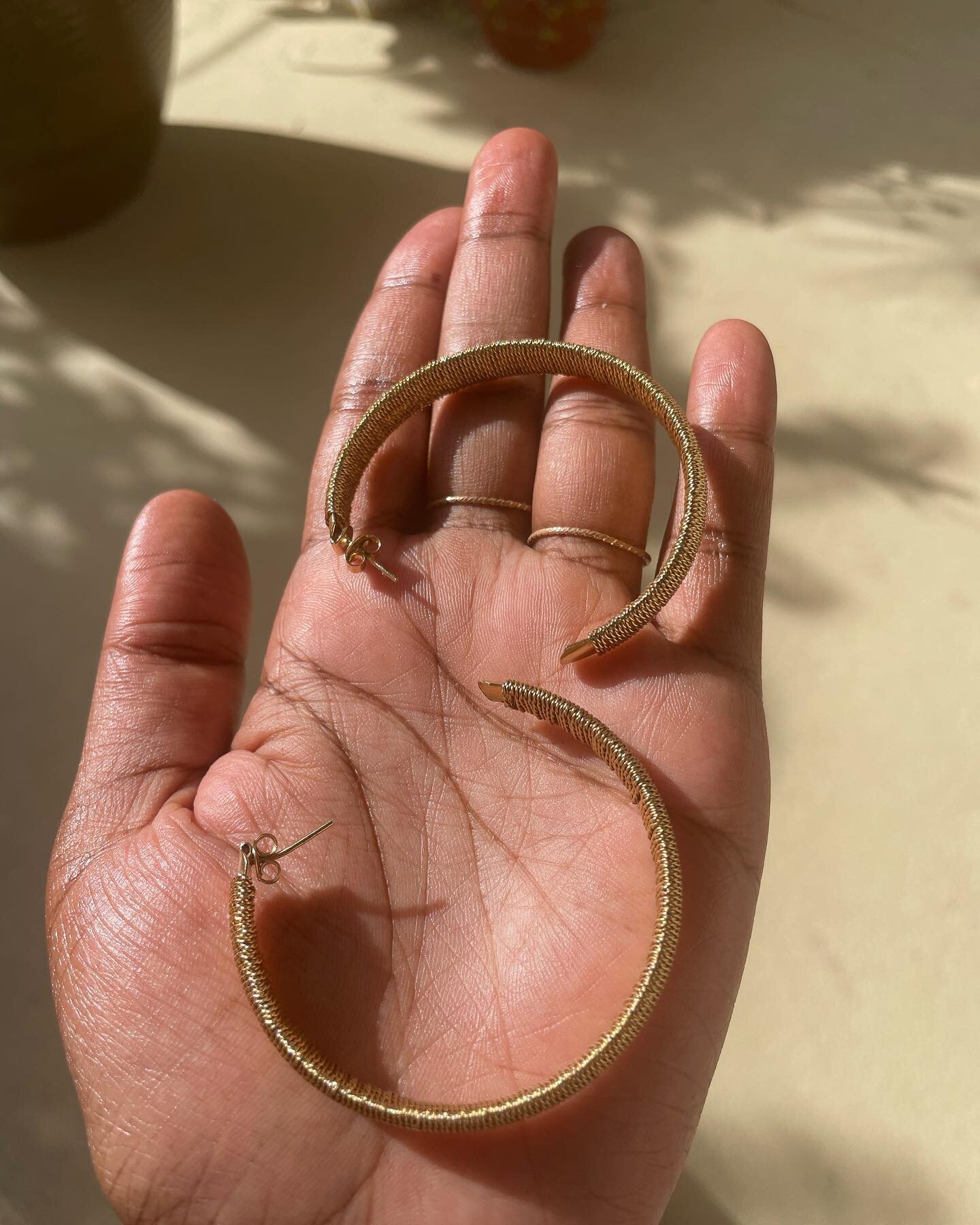 Monday fit = lips glossed + head wrapped + Woven in Love earrings 

#shopjewelry #love #everydayinheritance #claimyours #goldjewelry 

Shop pieces that are curated with love,
https://www.oureverydayinheritance.com/shop/p/woven-gold-crescent-earrings