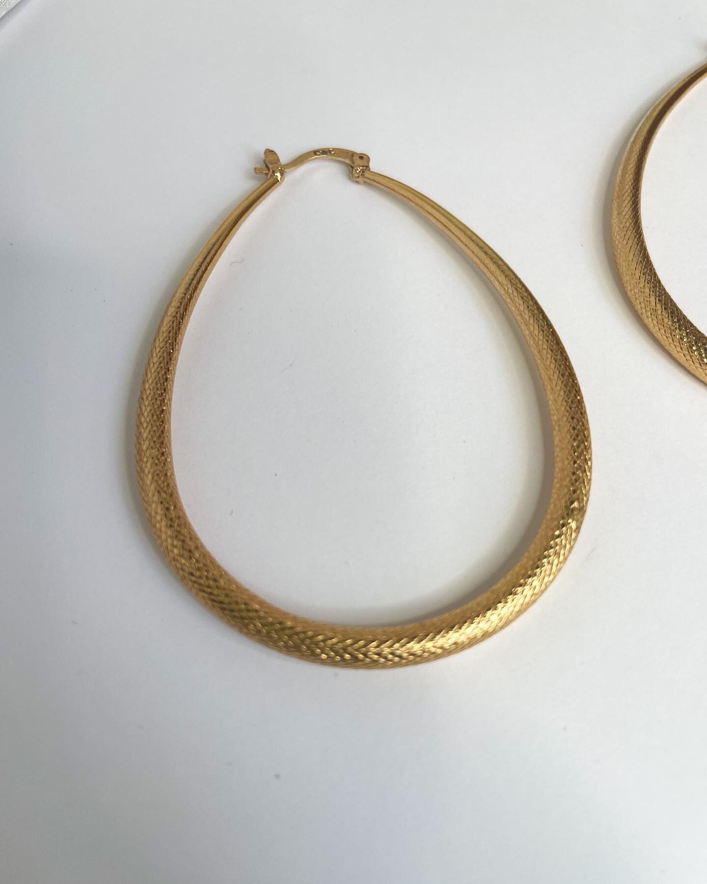 Hoop there it is! Counting down the  last days of summer&hellip;.. make it count ya&rsquo;ll!🤎

Swipe for the full look. 

#hoopearrings #everydayinheritance #claimyours #jewelry #shopsmallbusiness