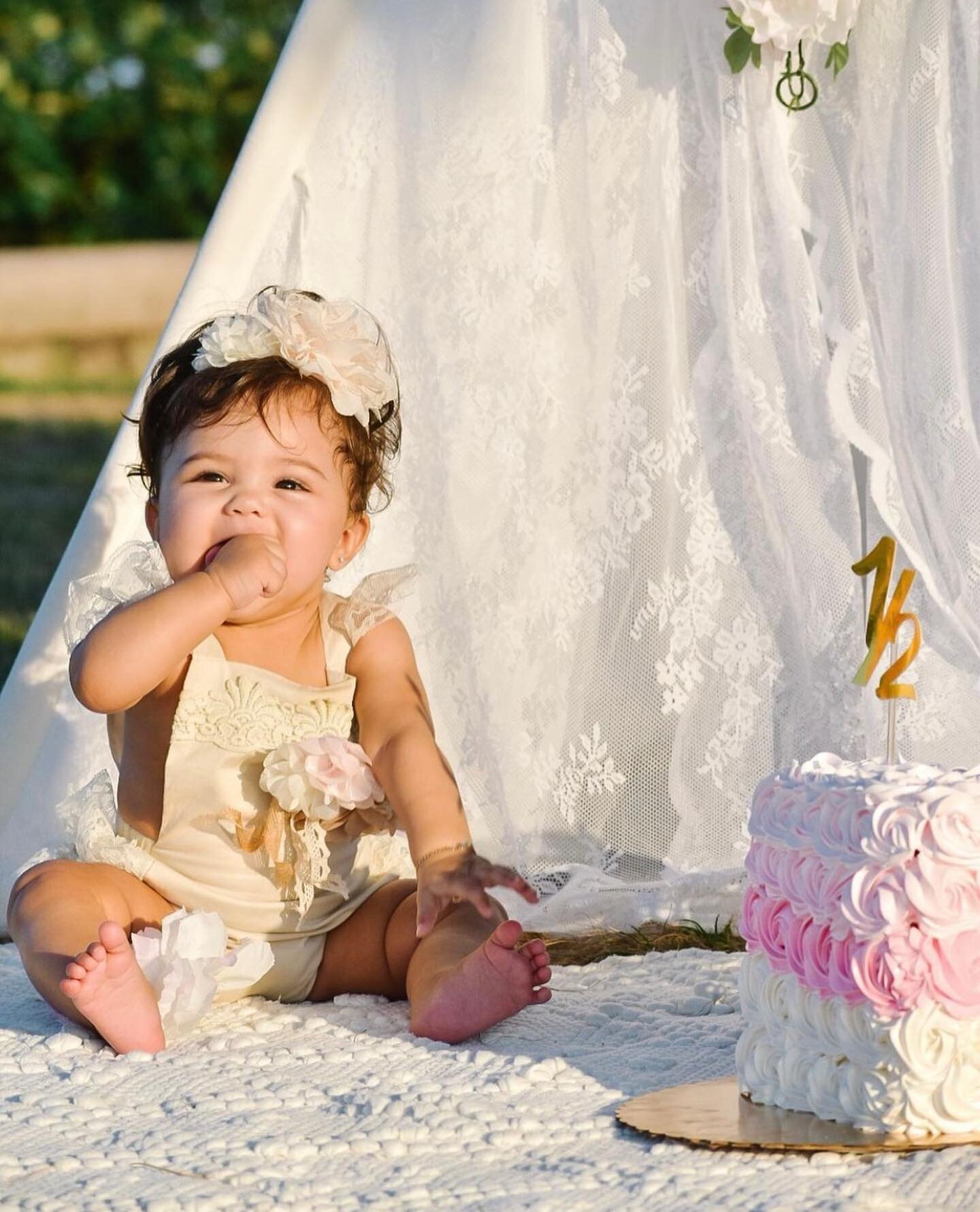Swipe to see this gorgeous baby destroying this cake and enjoying her 6 month picnic 🤩💕➡️

Book your photoshoot and picnic with us 📸🧺

#boston #seaport #bostoncommon #castleisland #carsonbeach #cambridge #northshore #capecod #picnicboston #bachel