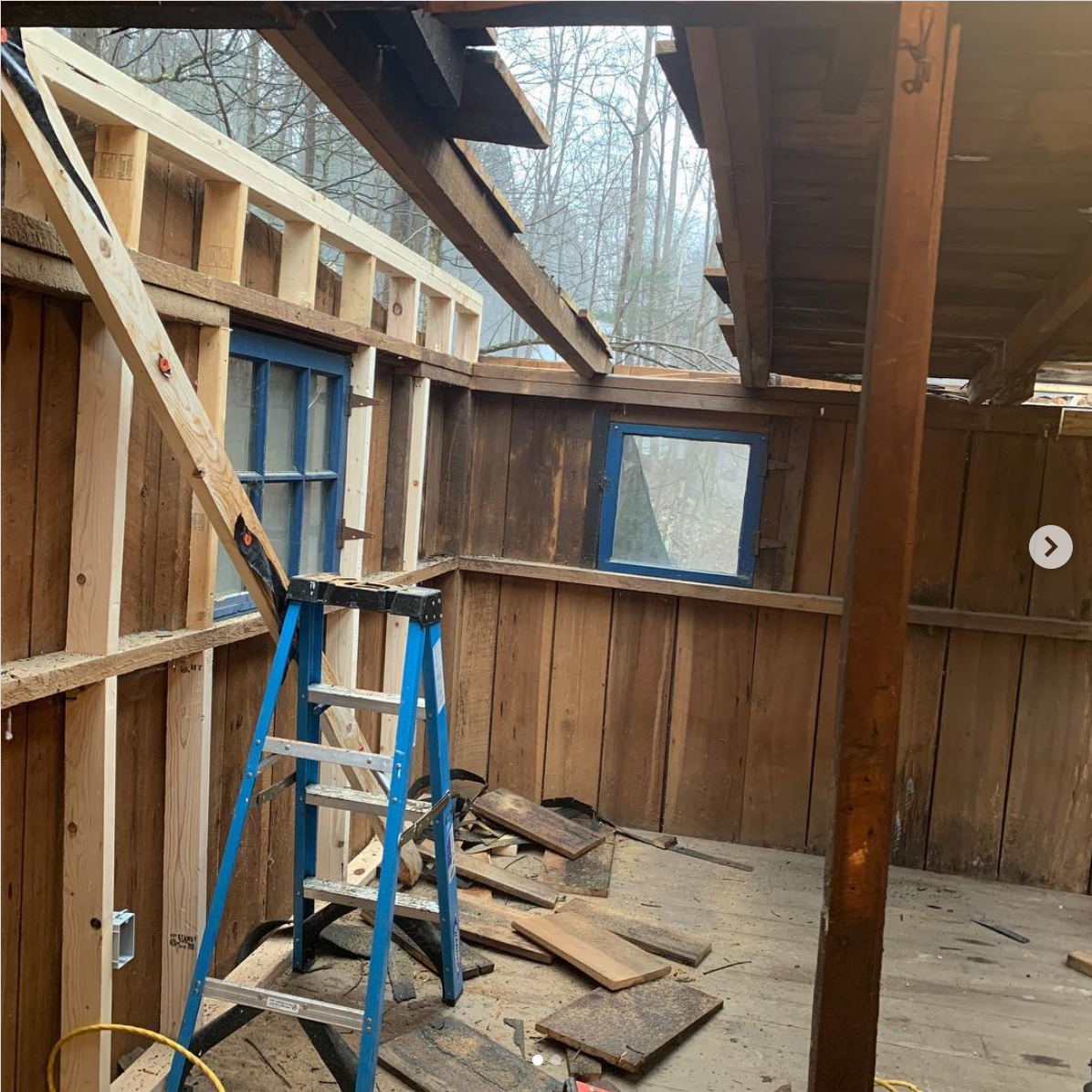 Screenshot 2022-01-17 at 16-52-36 Rosslyn Dave on Instagram “Some roof work today 🙆‍♀️🙌💃 This is the master bedroom ceil[...].png