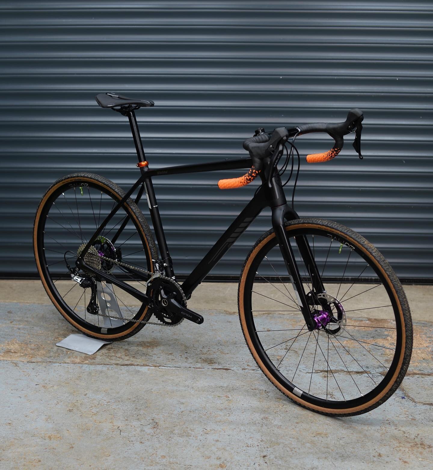 Salsa Warbird Custom build 🔥

-Generic invisiframe kit fitted
-Shimano ultegra 11sp group set
-Arundel bar tape
-Salsa finishing kit
-Teravail tyres

Another stunning build out the workshop recently, ready for some long days this Spring/Summer

The 