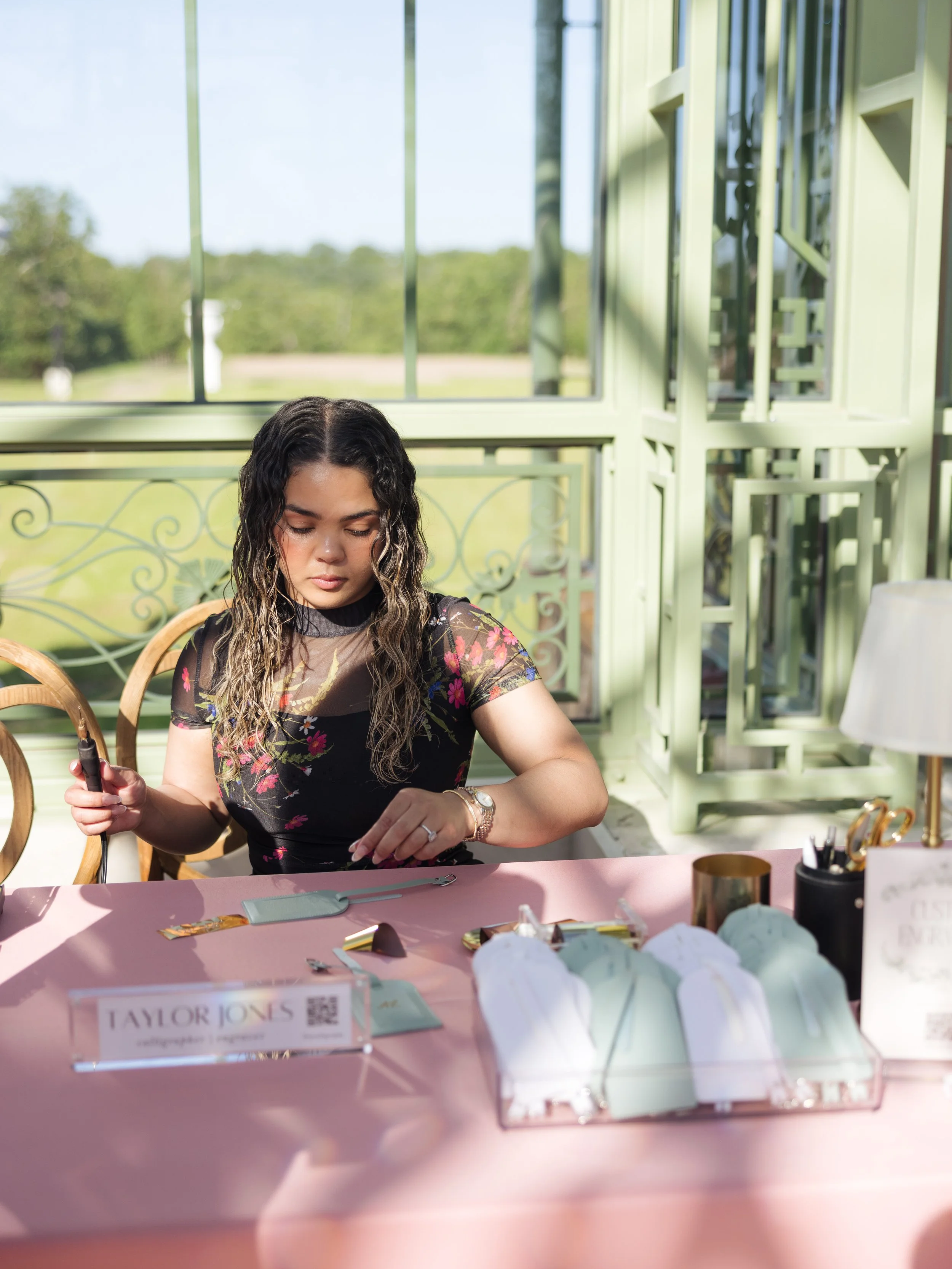 ALLABOUTWEDDINGSWYNCHESTERGARDENS_0148+2.png
