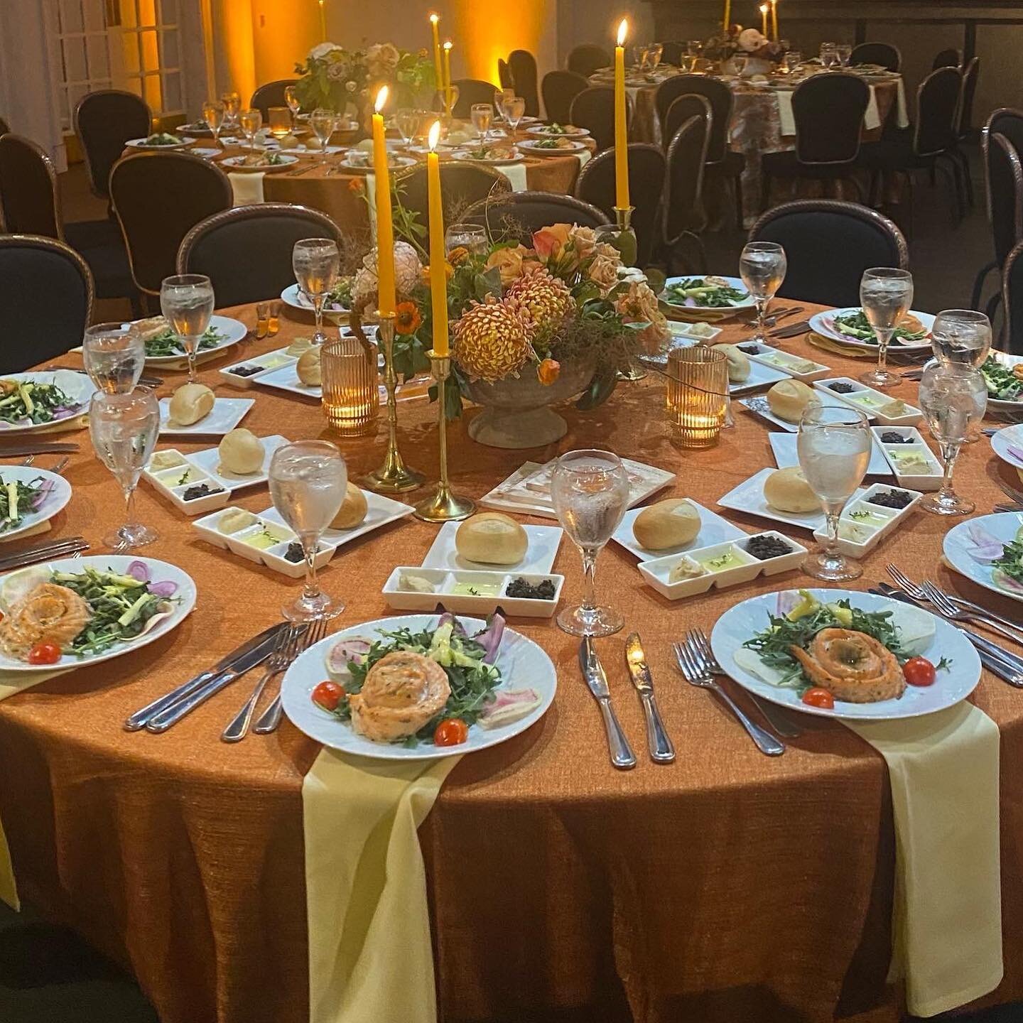 So elegant #wedding #weddingday #glattkosher #koshercatering #eventeventplanner #lightitup #appetizer #salmon #healthychoices #vegetarian #vibes #food #tablescape #florals @mimulo #linen @dsquared.events #photography @jovon_photography_david