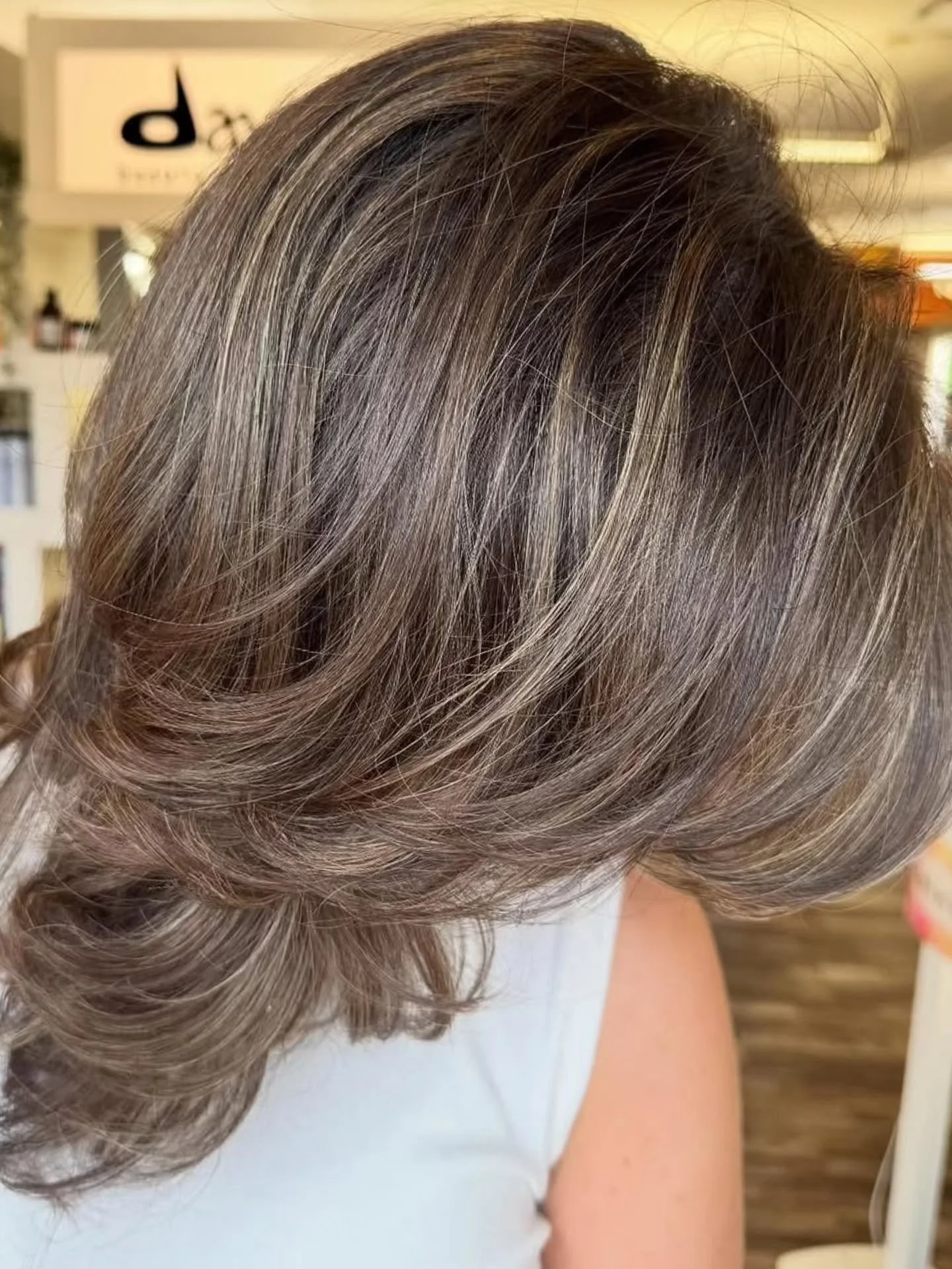 Glimmer-lights by @torielizabeth_beauty 😍 It's time to spark up your hair for the holidays! Be sure to get your appointments on the book ASAP! 

&bull;
&bull;
&bull;
#yellowstrawberrysalonatlakewoodranch #yslwr #holidayhair #wellastudio #highlighted