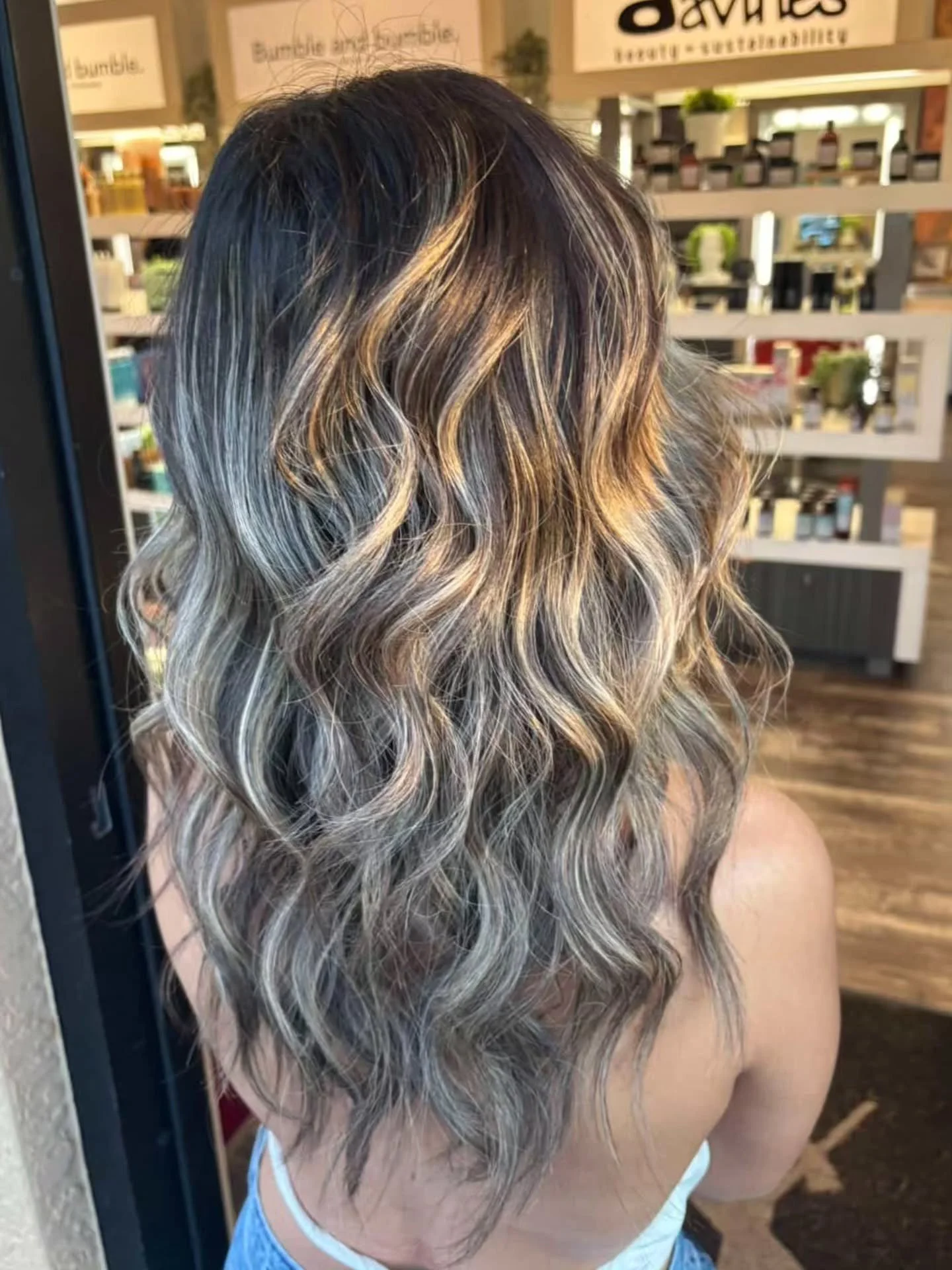 High-contrast ✔️ lived-in ✔️ healthy ✔️ All boxes checked by @h4ir_alchemist ✔️😘 

Call the salon today to book your appointment with Jaidyn! Ask about adding an in-salon exclusive treatment to your service - like our customizable Davines Naturaltec