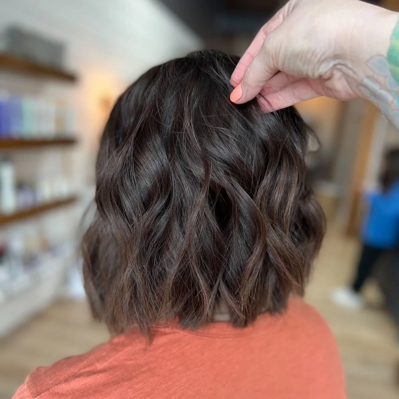 Not new, but still one of my forever favorite cuts 💇&zwj;♀️✨ Timeless shape, effortless vibe &mdash; the kind of style that never goes out of season.