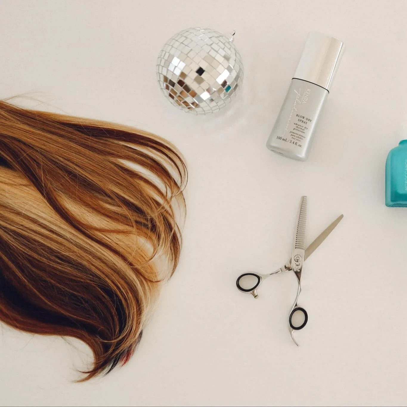 ☀️ Summer energy calls for light ends and fresh vibes.
If your hair&rsquo;s feeling heavy, dull, or just&hellip; blah &mdash; it&rsquo;s time for your seasonal reset. 🌿✂️
Let&rsquo;s shape her up, soften the edges, and keep things low-maintenance + 