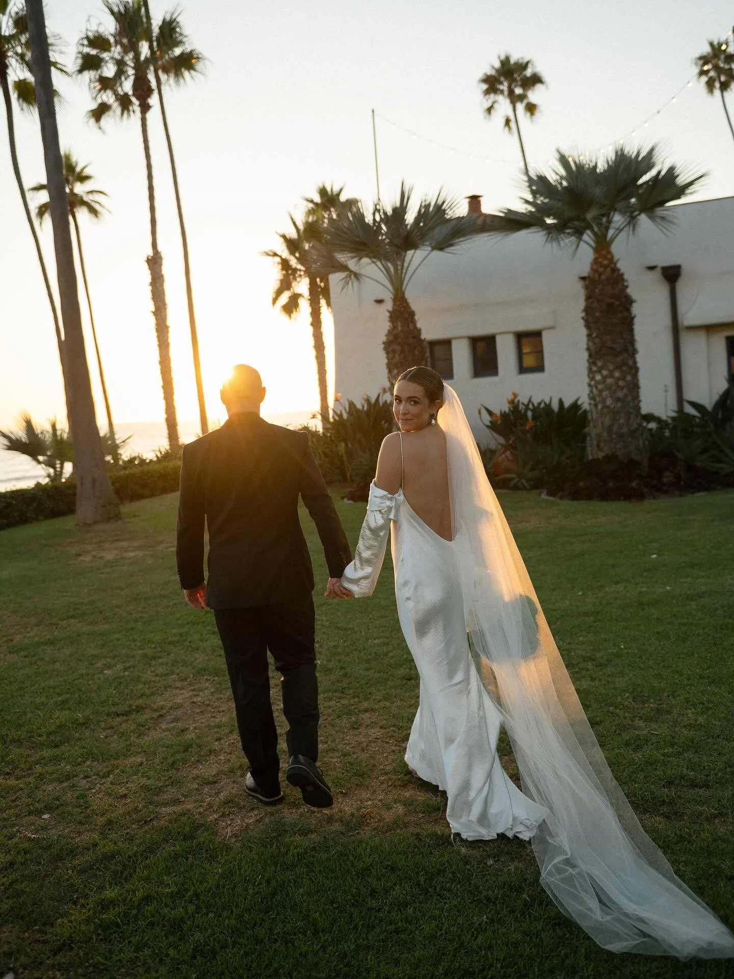 Golden hour, endless love, and dreamy details, take me back to A + T’s perfect day! β¨
Venue | @olehansonbeachclub
Catering + Bar | @24carrotscatering
Wedding Planner | @koralko_
Photography | @daniicajoy
DJ | @neffectdjs @djsolstice.ent
Floris