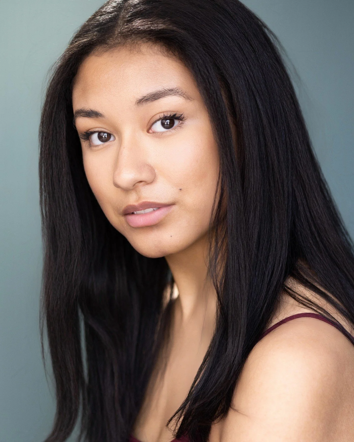 Sydney from @agencymodelsandtalent came in for a 30 minute actor headshot session.  Simple small changes can change the look of the actor...whether that's a wardrobe change, a pose, an expression, or even changing the part in your hair can change thi