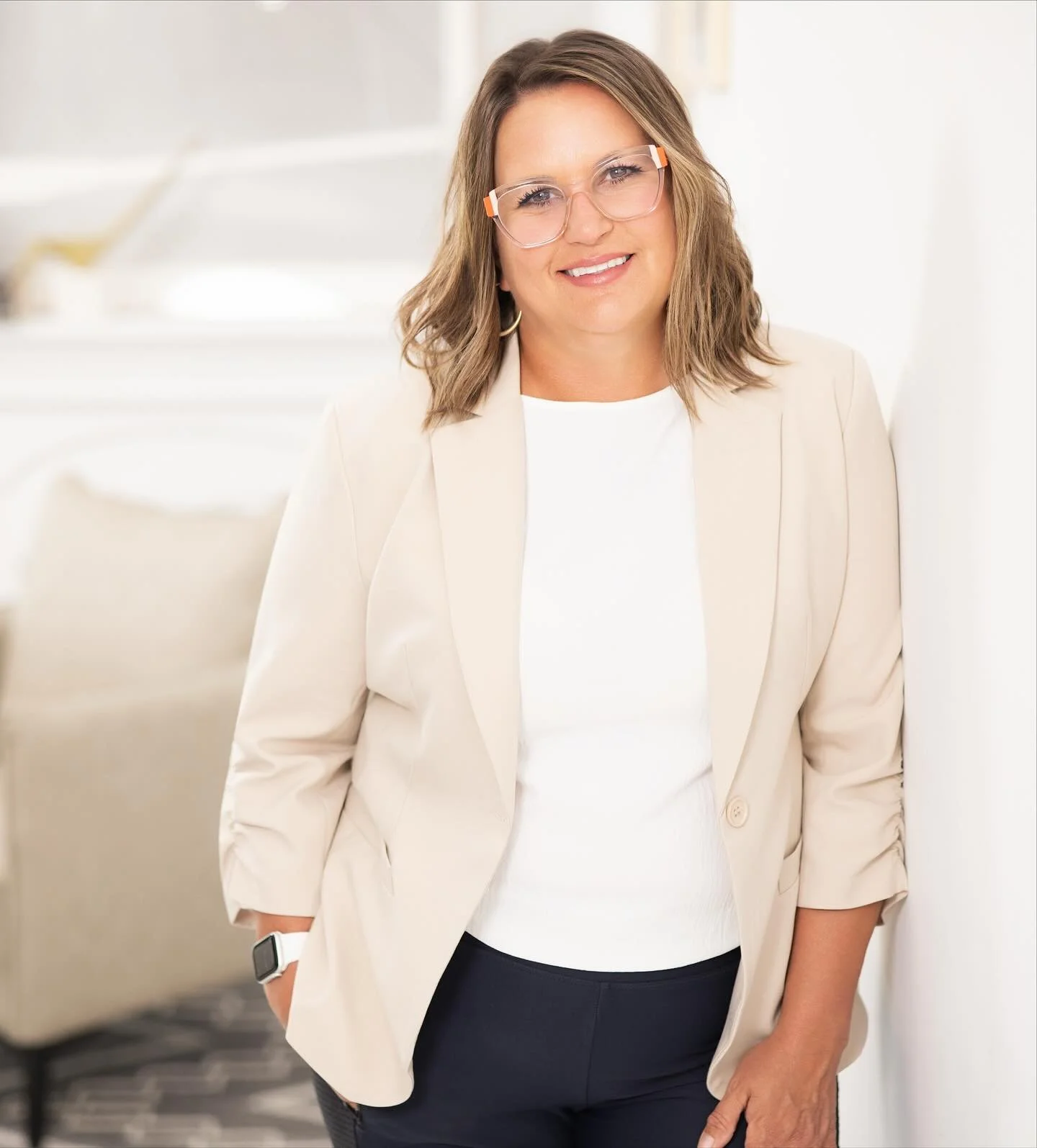 @yellowdoorhomesmn came is for headshots and lifestyle photos. Thanks for @vane.and.gable staging for always making our studio look amazing and different. Love the green jacket!