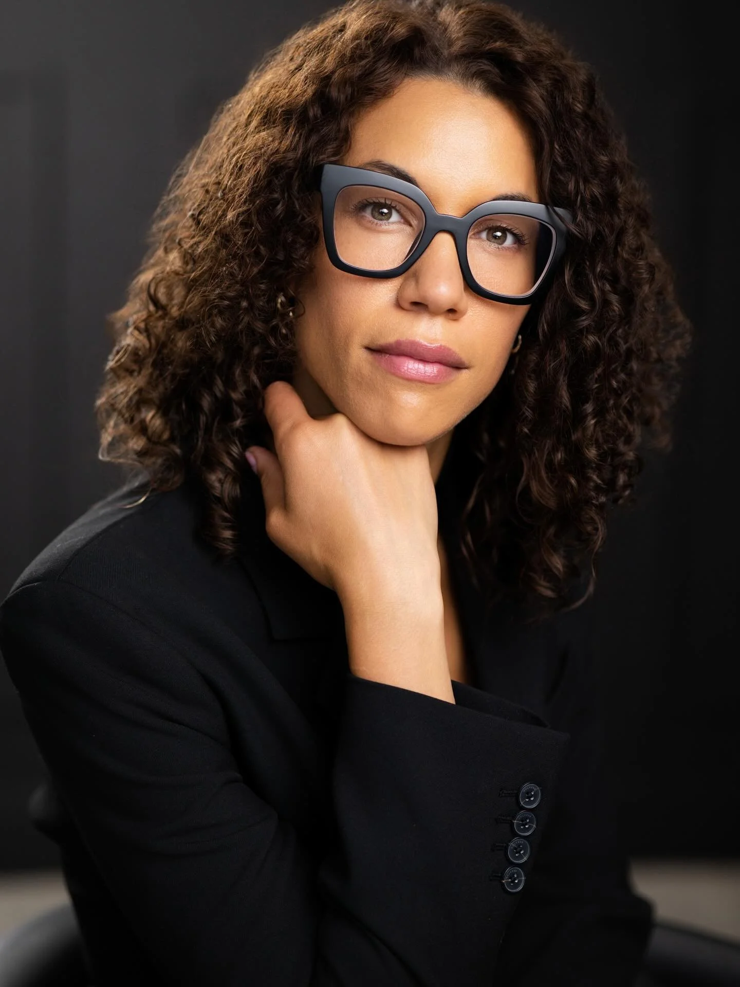 Elizabeth had this super stylish vibe.  Strong.  Unique. And I love me a great pair of glasses. #professionalheadshots #minneapolisheadshotphotographer #headshots