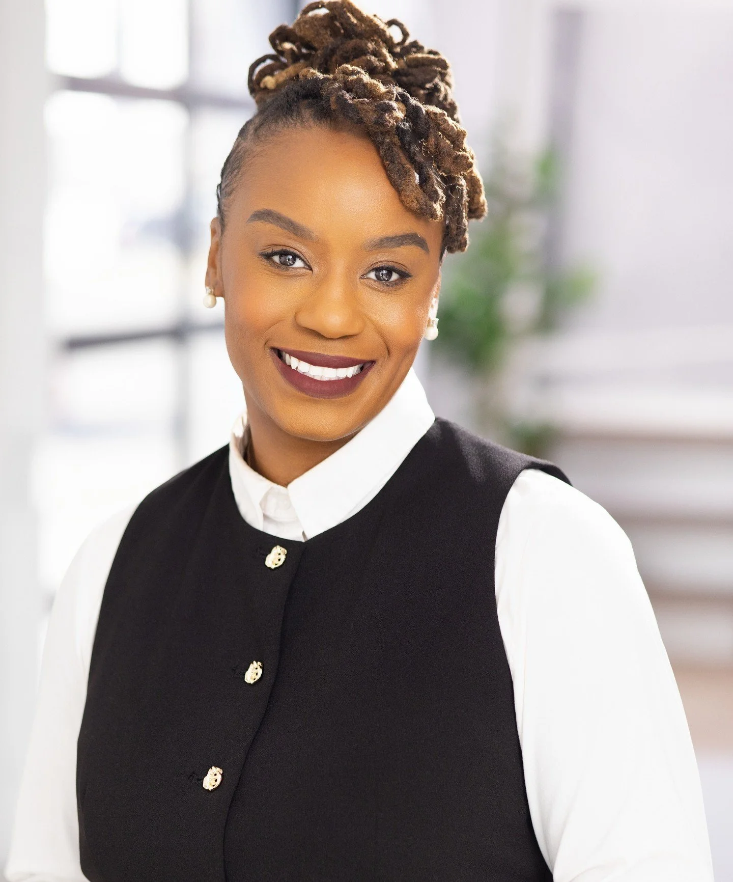 If you wear your glasses half the time, you'll wear them for half of your session. Love Sydney's vibe!⁠
#minneapolisphotographer #headshots ⁠
#professionalheadshots