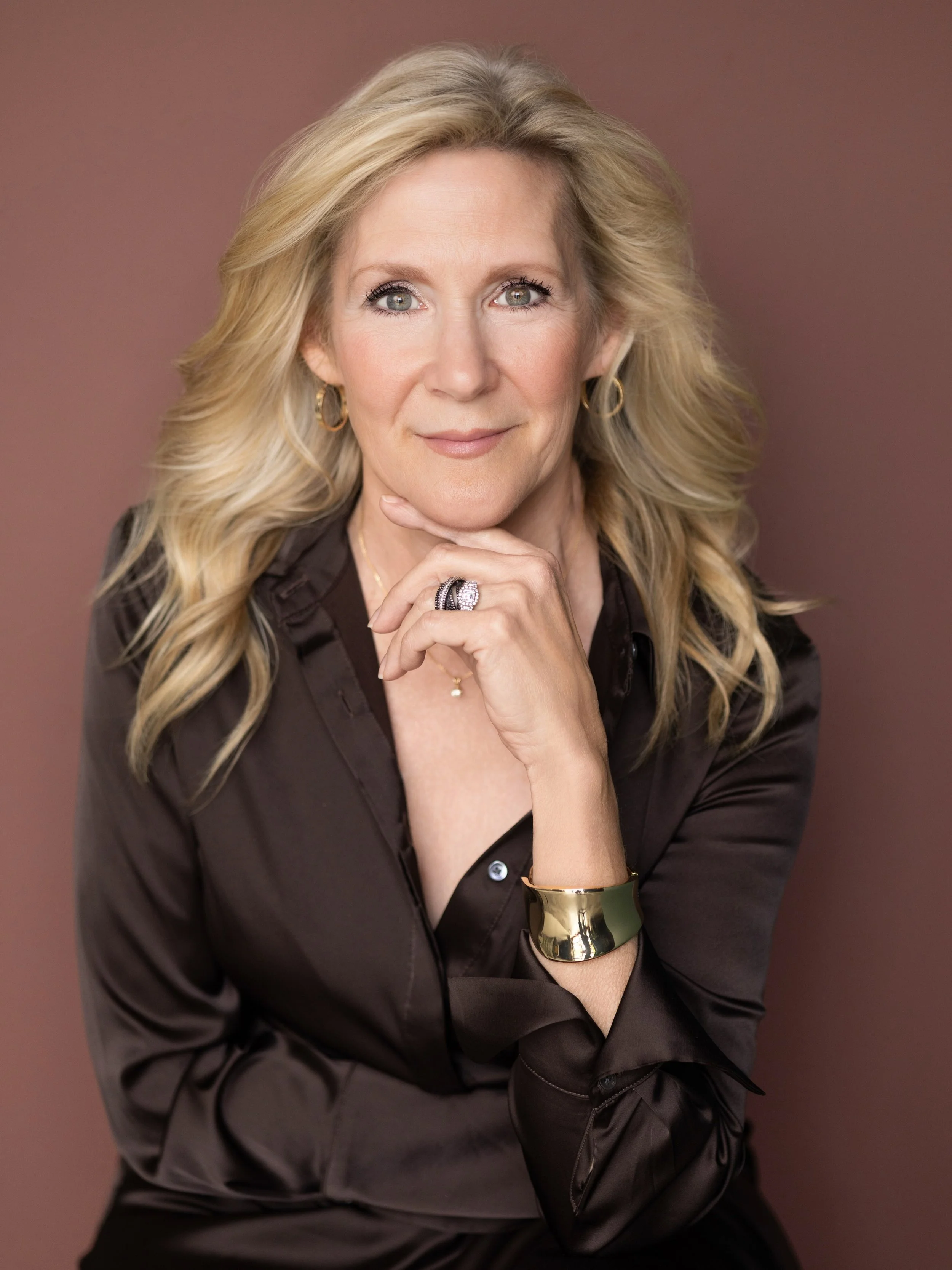 Janet came in for a branding session. 30 minute session. Five wardrobe changes and six backgrounds. Easily book online. #minneapolis #headshotphotographer #brandingphotographer