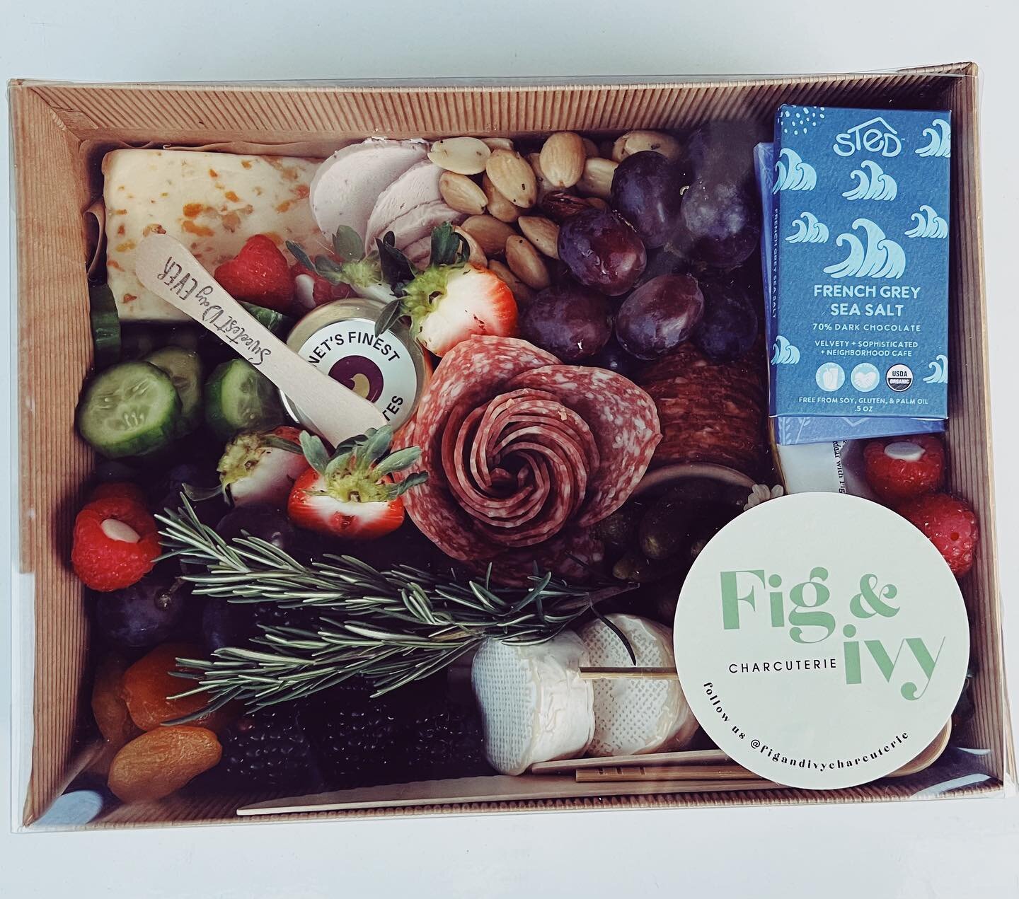 🌷🧺Spring is in the air which means it&rsquo;s almost picnic season! Take a charcuterie to-go box on your next adventure! 🌷 🧺 

#firstdayofspring #charcuterie #mncharcuterie #spring #picnicdate #picnicseason #outdoorliving #mncatering #mnsmallbusi