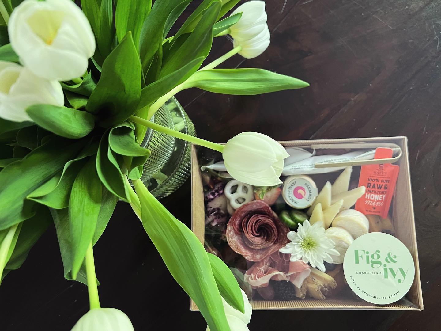 🌷 FIG &amp; IVY Mother&rsquo;s Day Giveaway 🌷

We are giving away a To-Go box 📦 to one special mama tomorrow! 

To Enter:
-Like this Photo 
-Follow @figandivycharcuterie 
-Tag 3 friends 

This giveaway starts now! Winner announced tomorrow morning