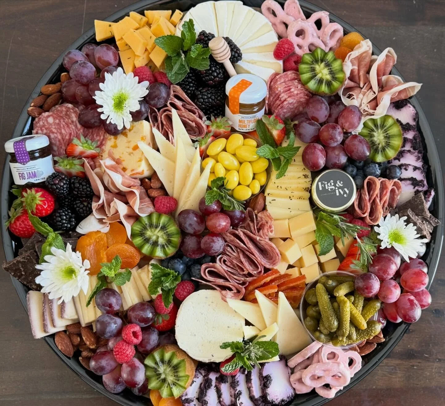 The party board. Ready for your next occasion 🧀 🌟 

#cheeseboard #mncatering #charcuterie #cheeseandwine #mncharcuterie