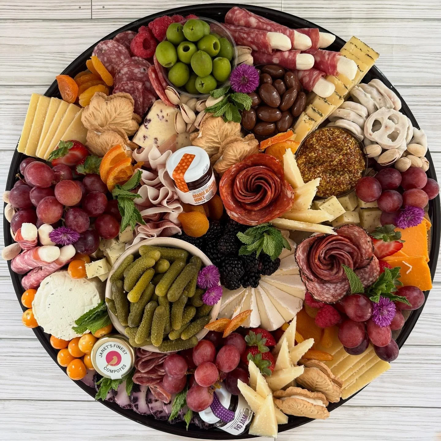 🍂 all the fall flavors are here 🍂 

Party Platter above - order yours today for your next fall gathering! 🤎