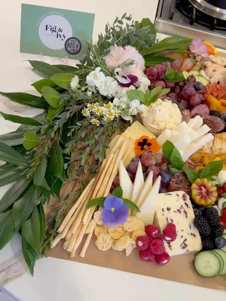 ☀️ Sunshine + Charcuterie= the kind of day that just feels right☀️ 🧀✨ 

Loved creating this for a special group 💕 @collectivesurrogacy 

#mngrazetable #mncharcuterie #mncatering #mnevents #grazetable