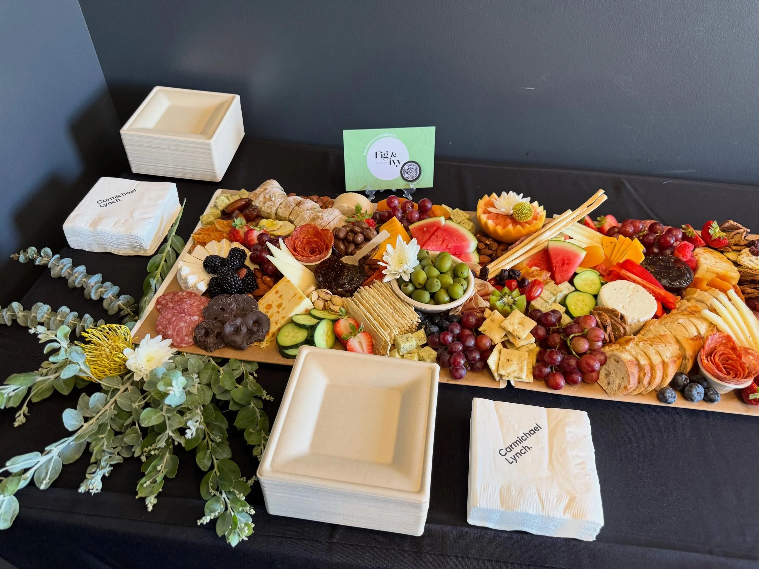 ☀️ The board survived the heat by staying indoors 😎

Thanks for having us again @carmichael_lynch 

#corporategrazing #mncharcuterie #mnevents #mnfoodie #grazetable