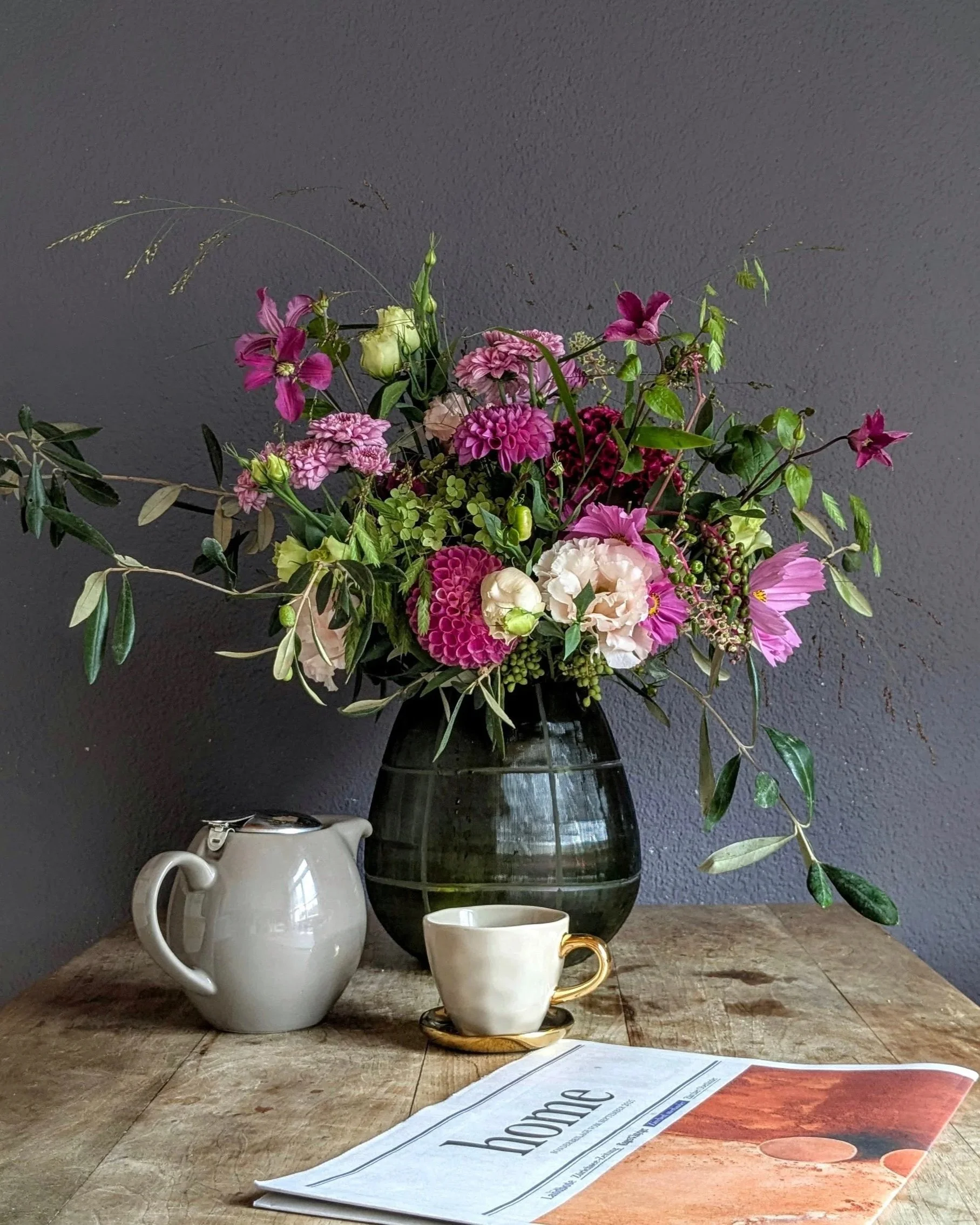 Blumenvase gefüllt mit Sommerstrauss