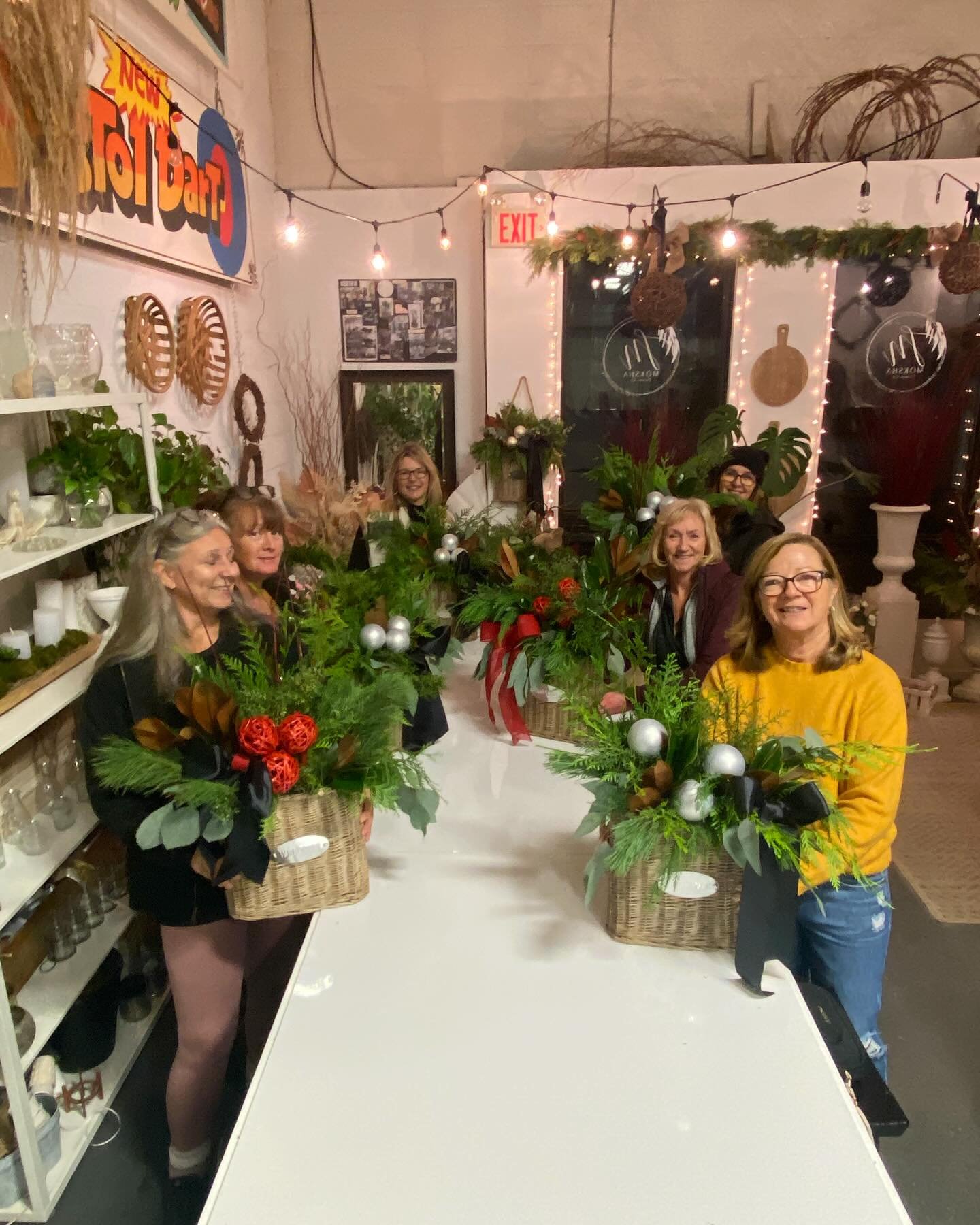What a fun night we had creating these awesome, festive welcome baskets!
Something a little different to greet your holiday guests.
We&rsquo;re doing another one next week and we have a few spots left&hellip;go to mokshaflowerco.com to sign up!

#wel