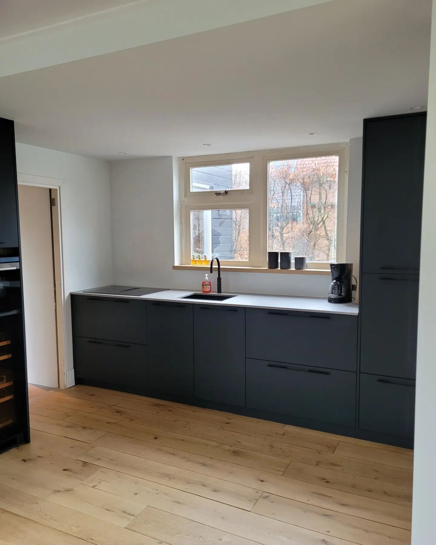 Strak vormgegeven keuken.
Voorzien van vaatwasser op hoogte en een klimaatkast om de wijn op de juiste temperatuur te houden.

Tim klaij Interieurbouw+schilderwerk
☎️ 06 50508217
✉️ tim@timklaij.nl

#interieurbouw #interieurinspiratie #maatwerk #binn