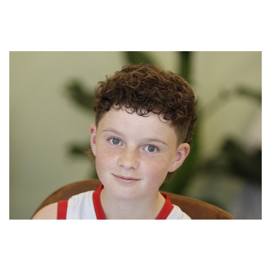 Embrace the curls, embrace the chaos.
💇🏽&zwj;♂️ - @_garrethmatthews 

- Little Bear Barbershop 
#curls #curlsgetthegirls #menshair #mensfashion #fashionweek #mensstyle #style #curlyhsircut #melbourne #southyarra #mullet #chaos